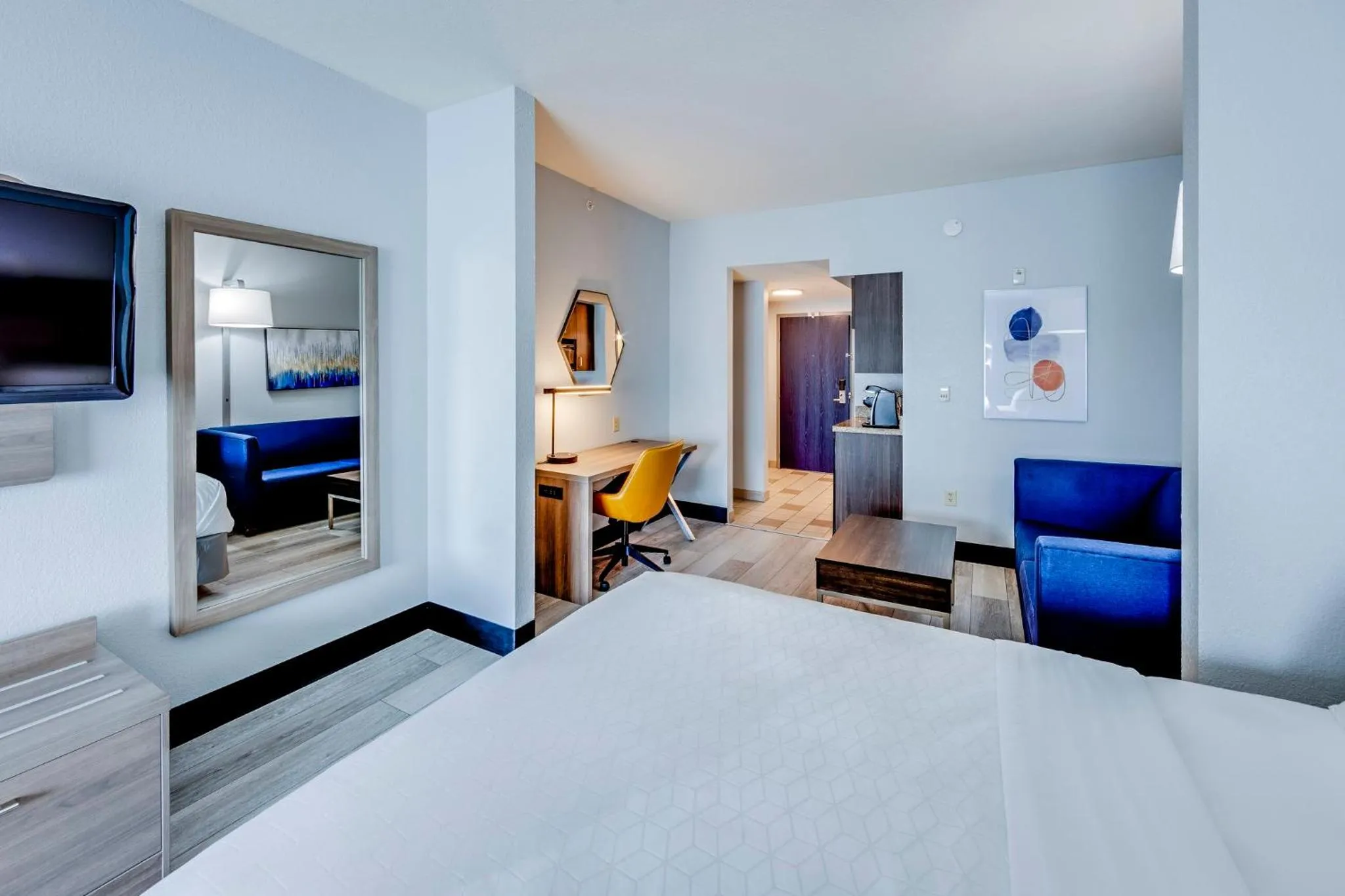 Photo of the whole room, Bed in Holiday Inn Express Hotel & Suites Ohio State University- OSU Medical Center by IHG