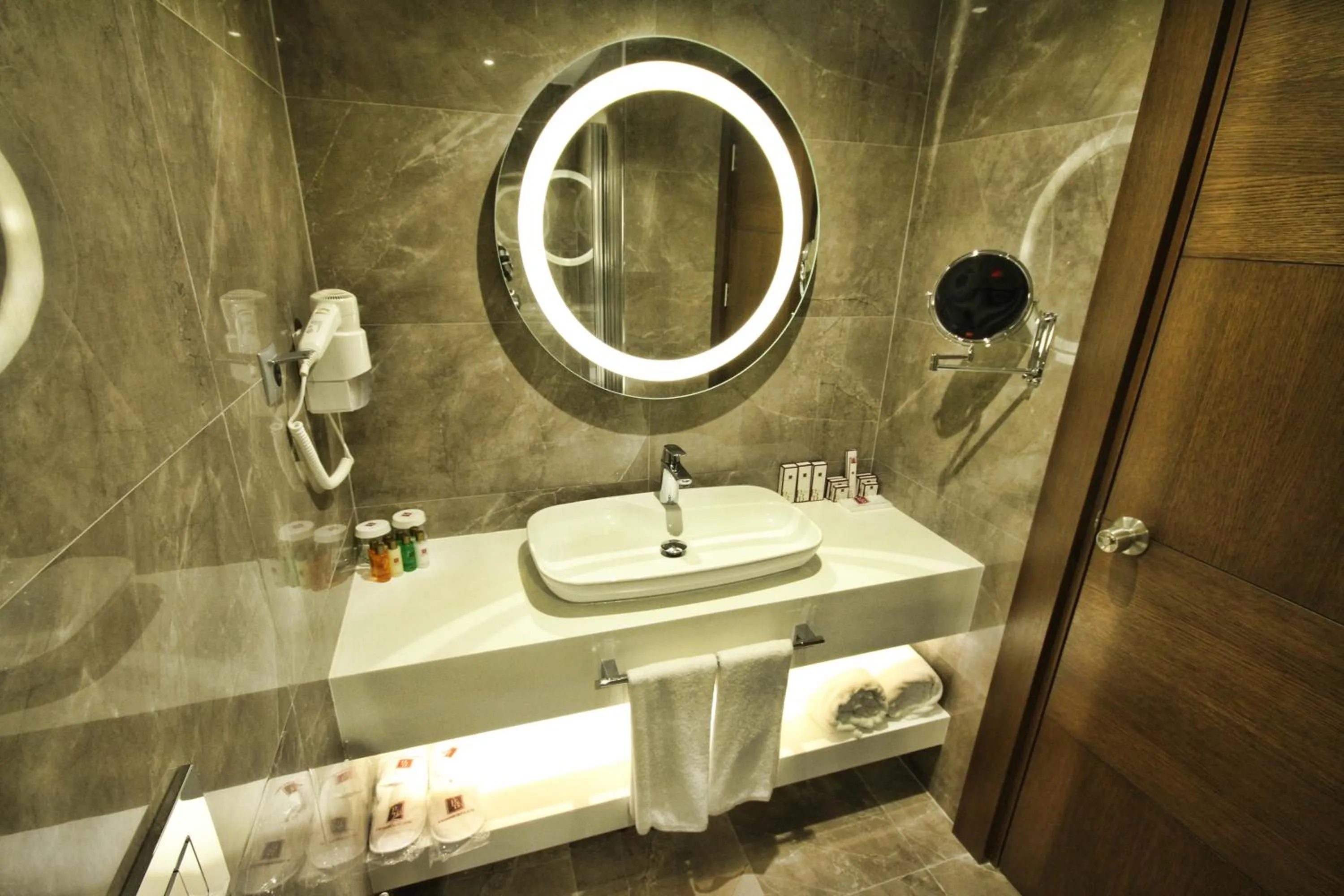 B Business Hotel & Spa