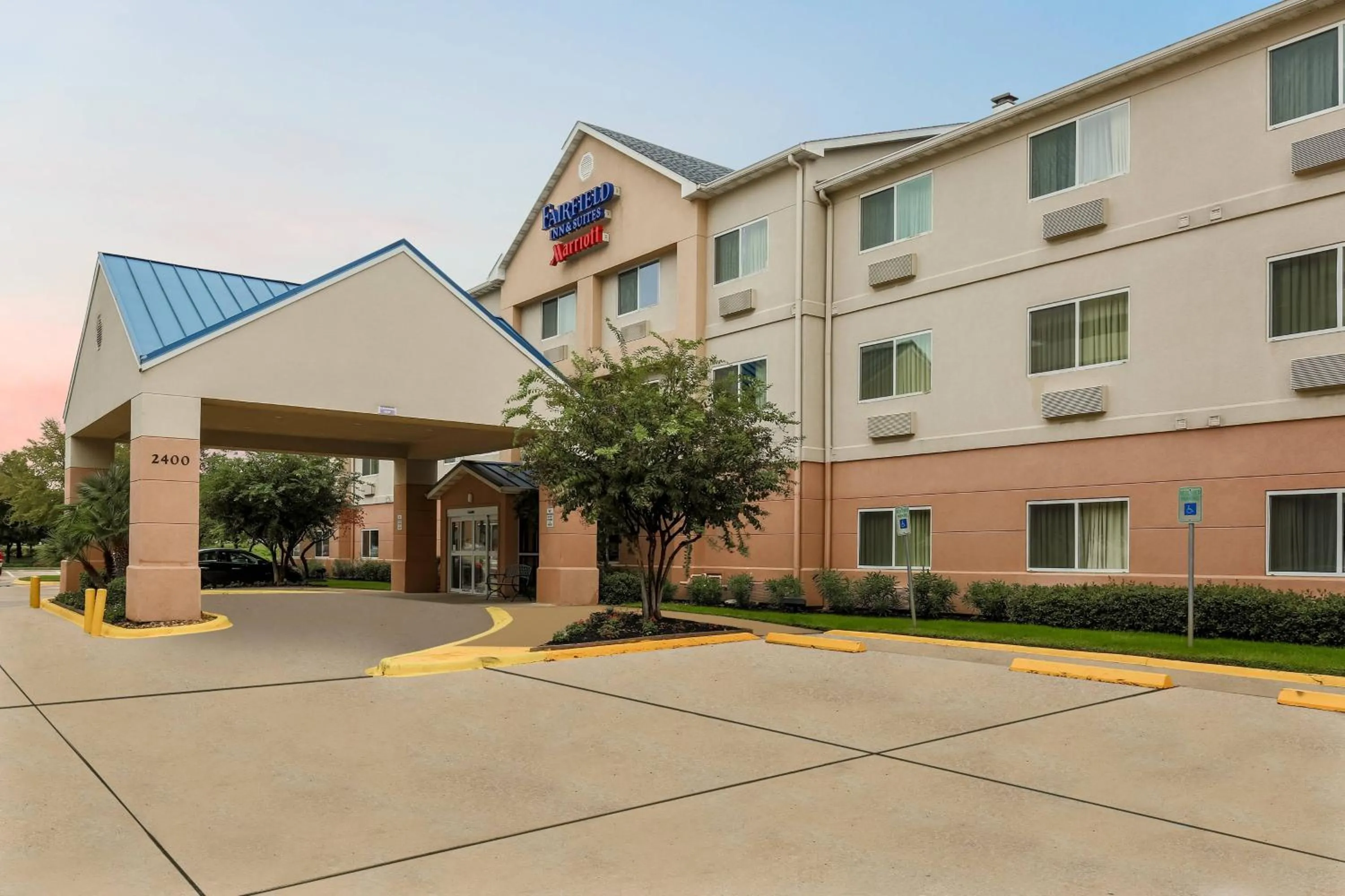 Property building in Fairfield Inn & Suites Houston Westchase