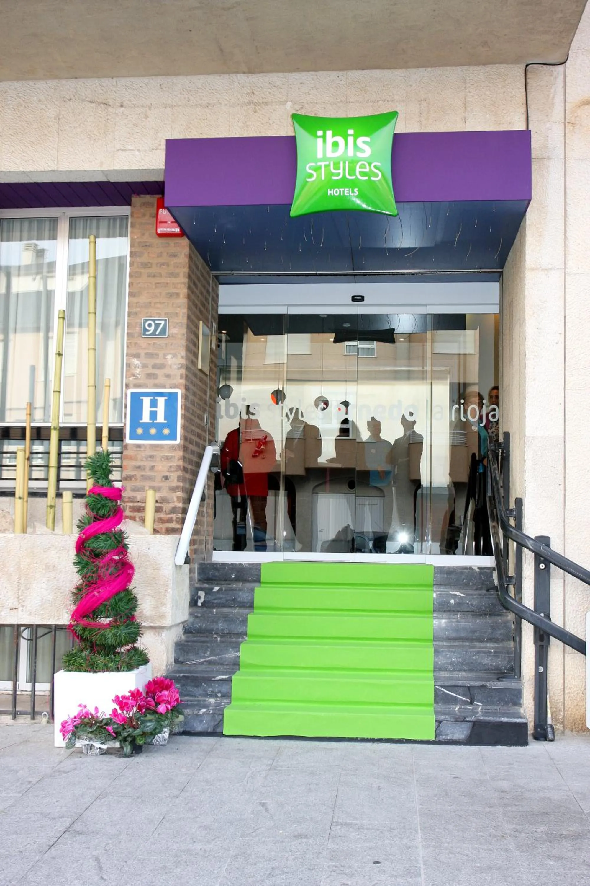 Facade/entrance in Hotel Ibis Styles La Rioja Arnedo