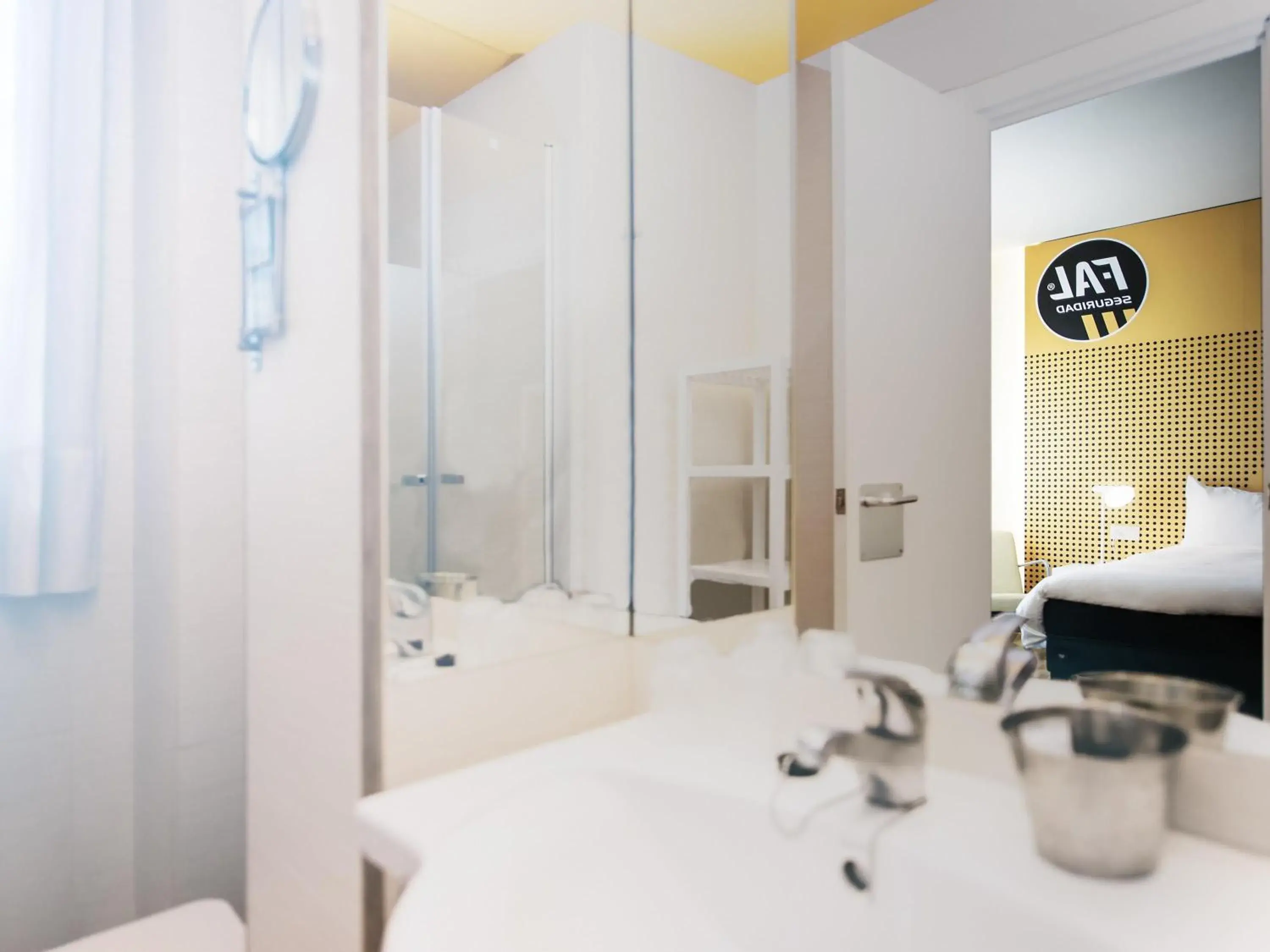 Standard Twin Room with Extra Bed in Hotel Ibis Styles La Rioja Arnedo Standard Twin Room with Extra Bed in Hotel Ibis Styles La Rioja Arnedo