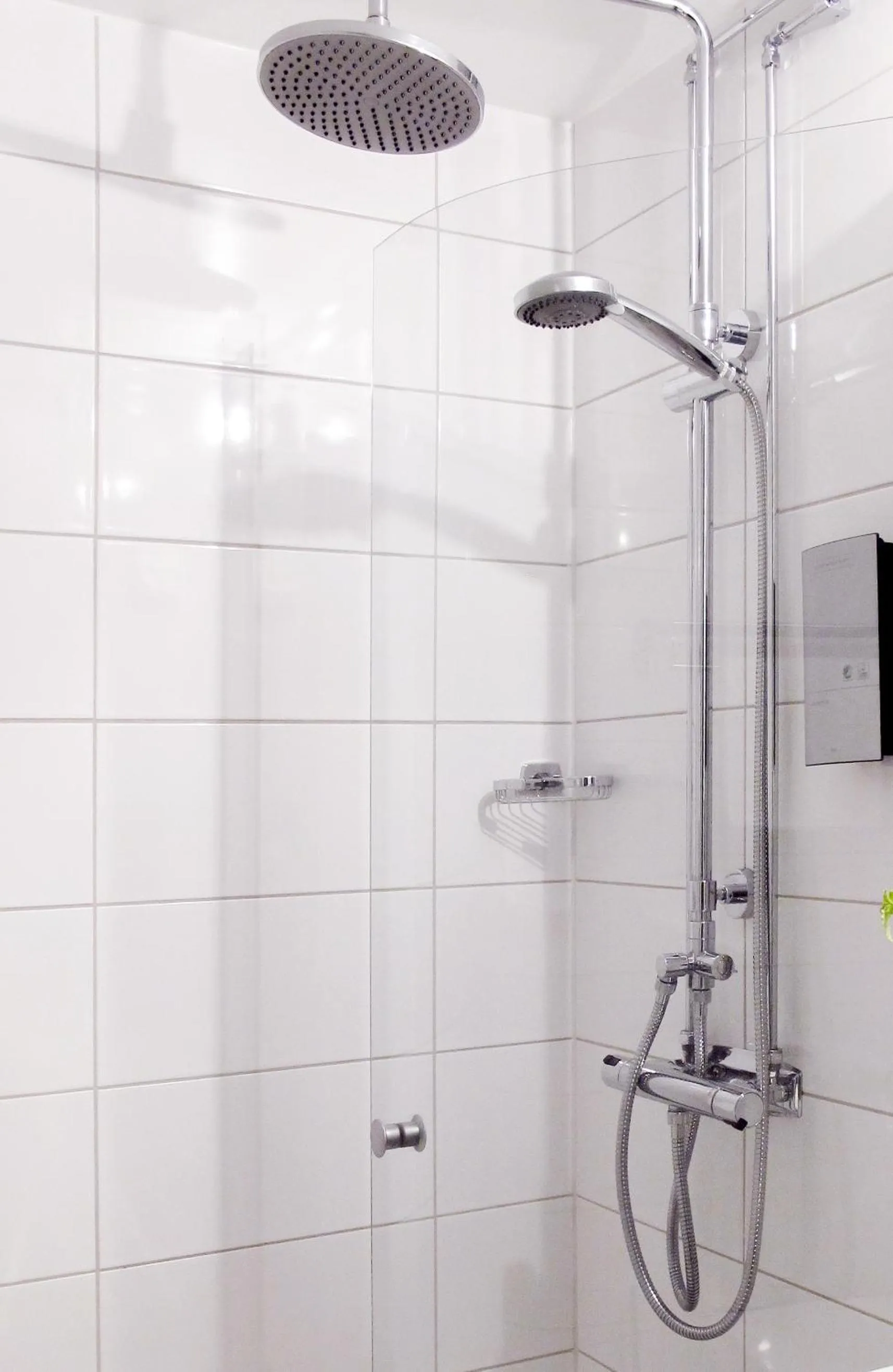 Shower in Home Hotel Smedjan