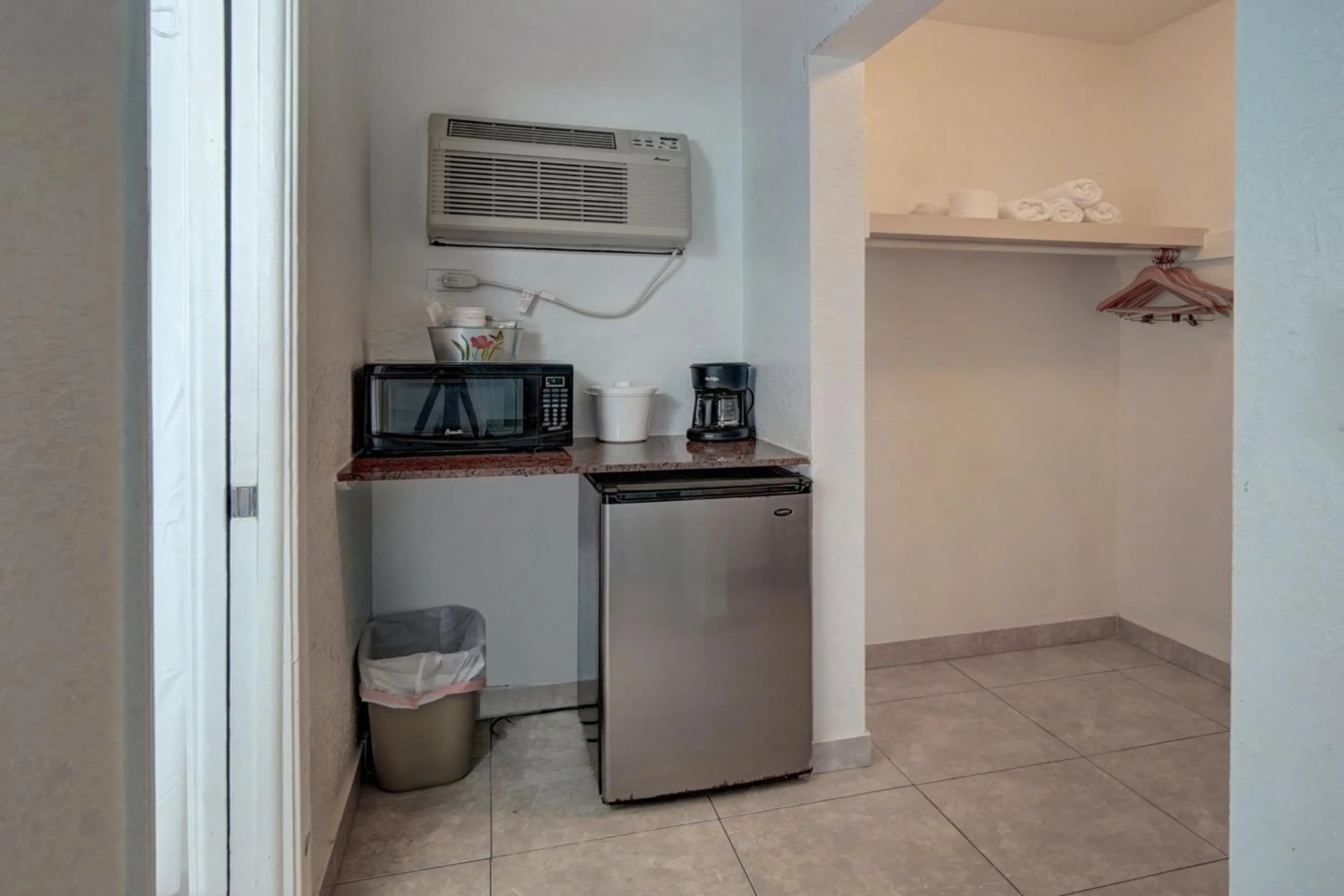 minibar in Horizon by the Sea Inn