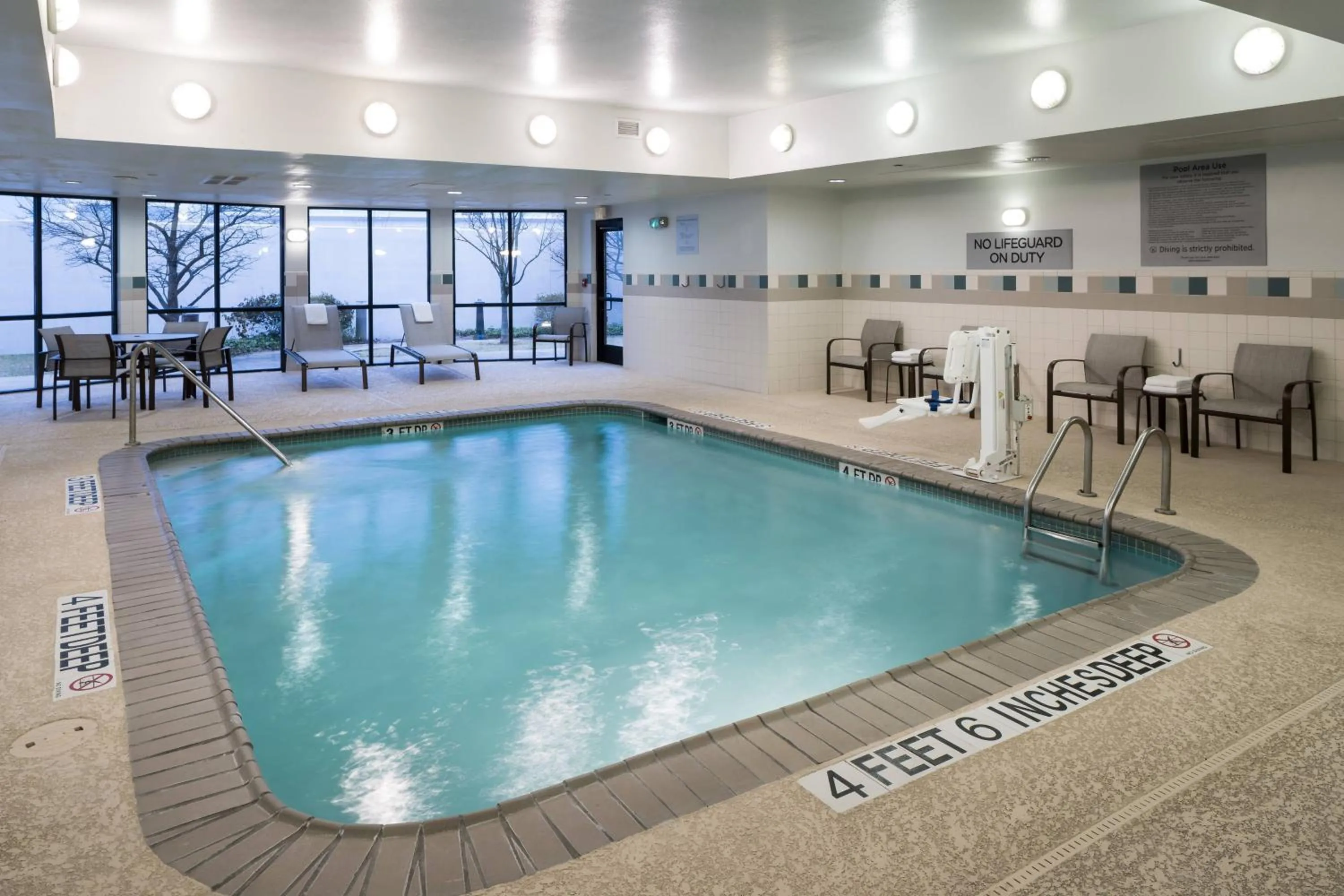 Swimming pool in Courtyard by Marriott West Orange