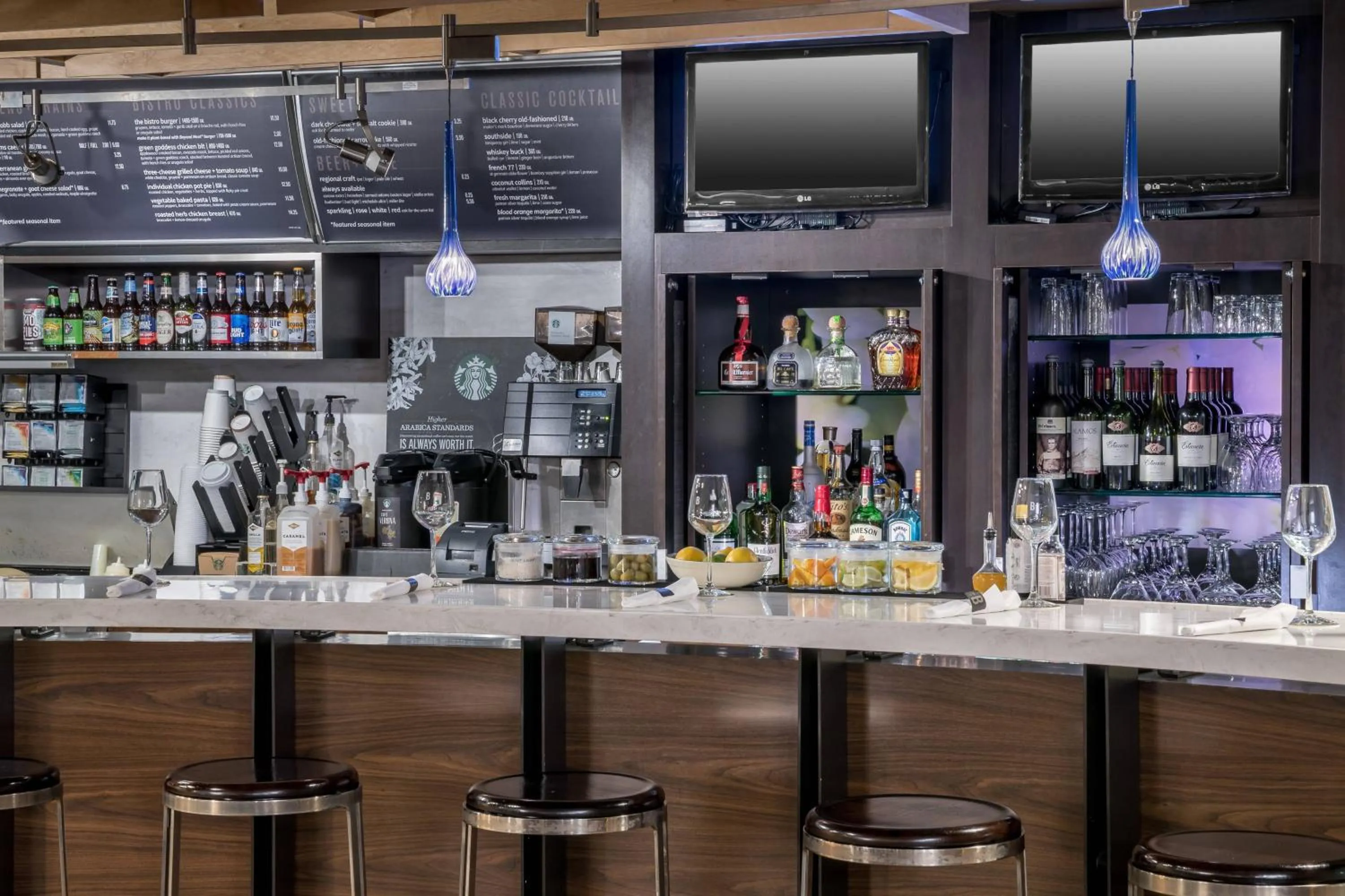 Lounge or bar in Courtyard by Marriott West Orange