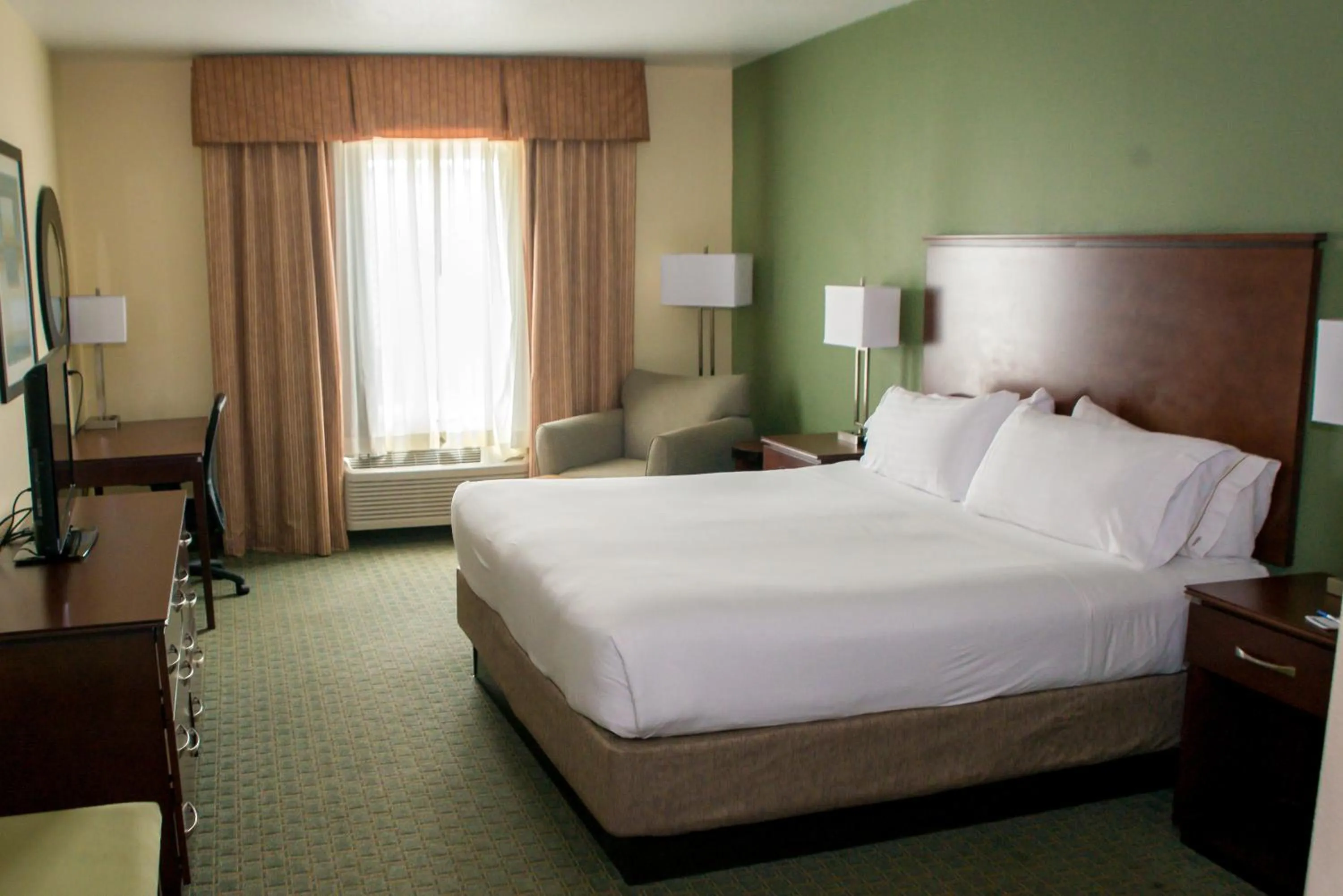 Photo of the whole room, Bed in Holiday Inn Express & Suites Cocoa by IHG