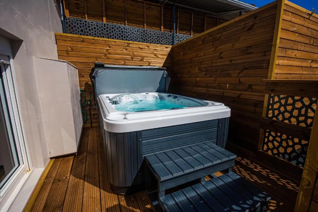 Hot Tub in Redoute Paradise