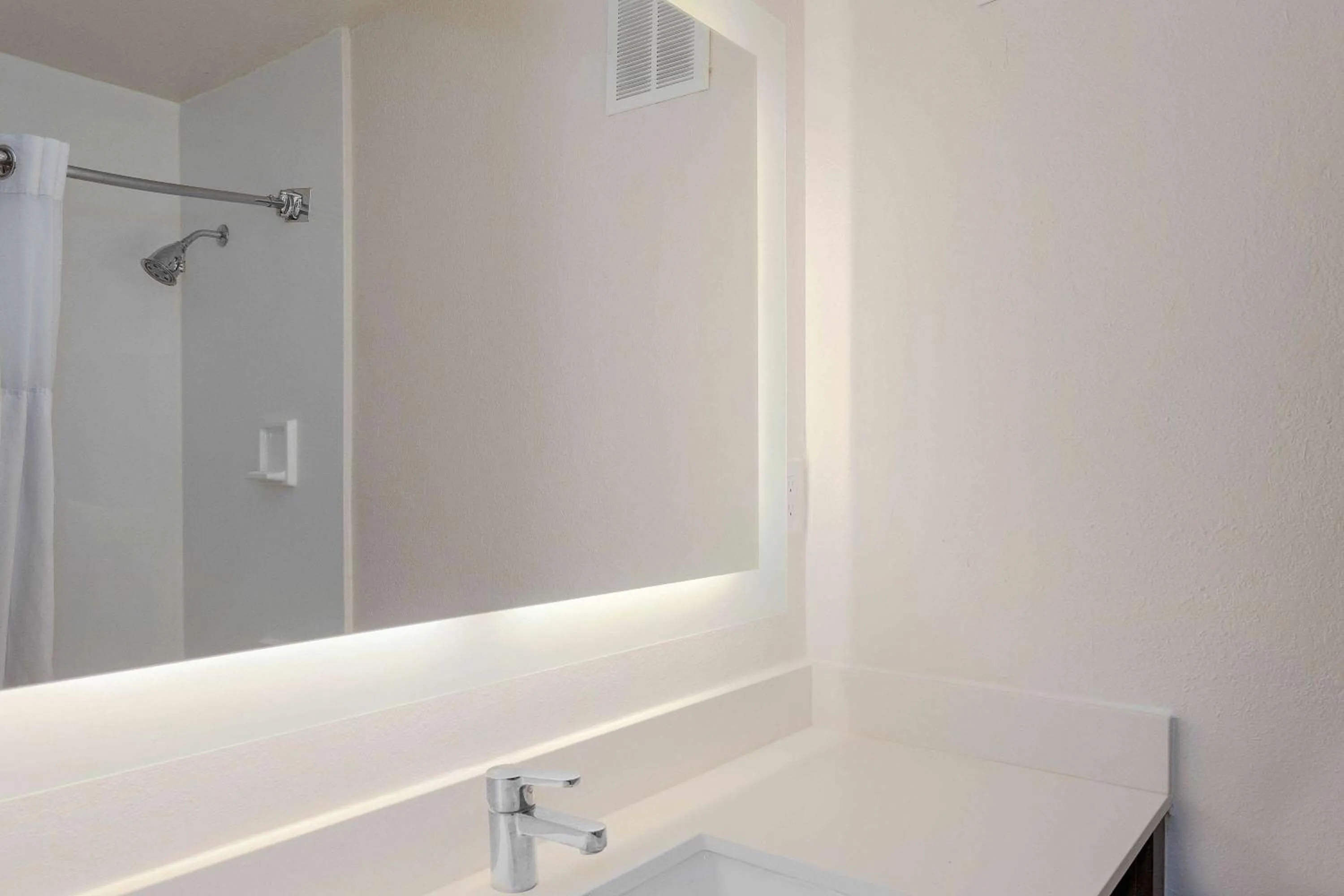 TV and multimedia in Wyndham Garden Tallahassee Capitol Near FSU