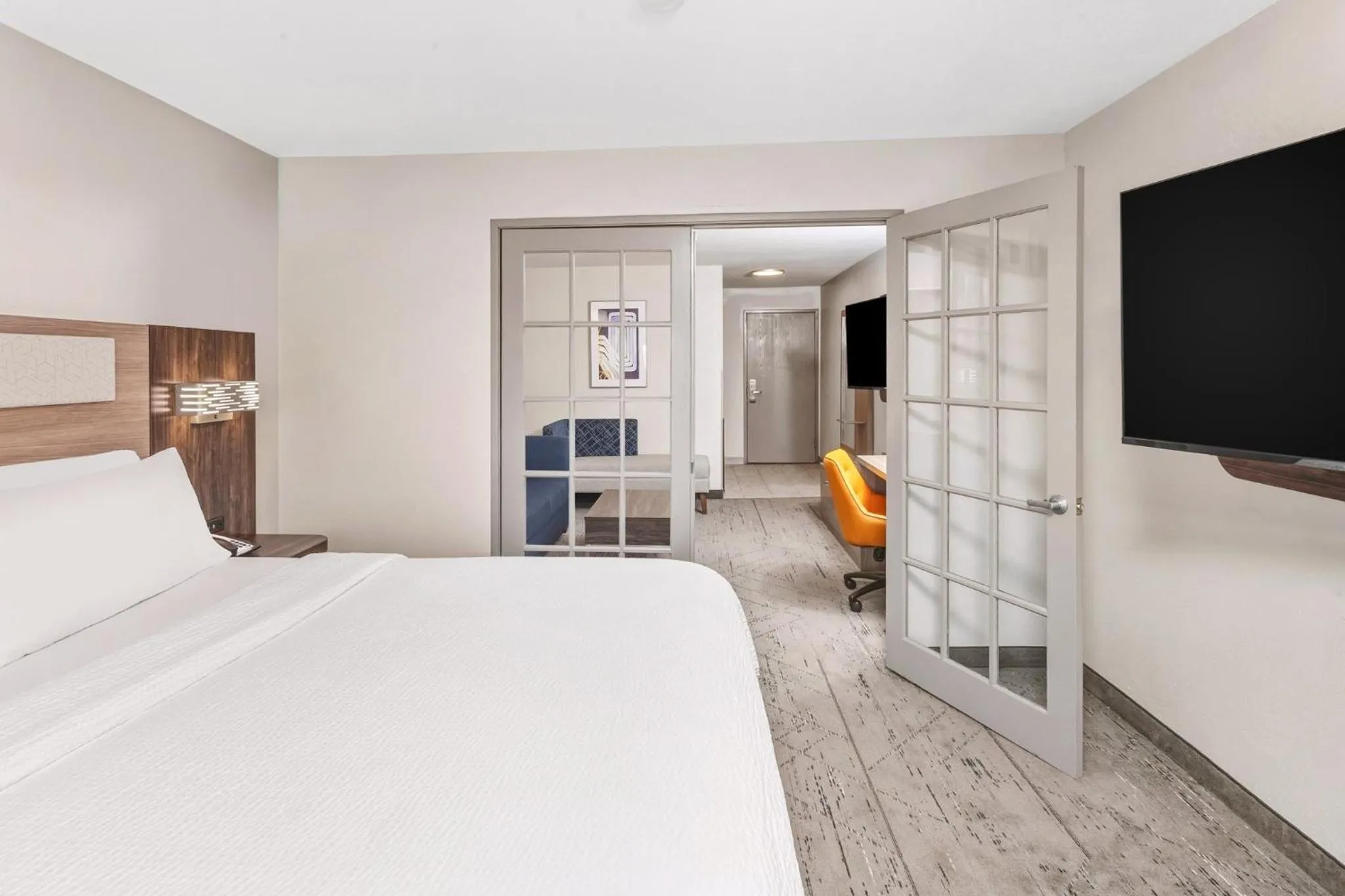 Photo of the whole room, Bed in Holiday Inn Express Hotel & Suites Bloomington-Normal University Area by IHG