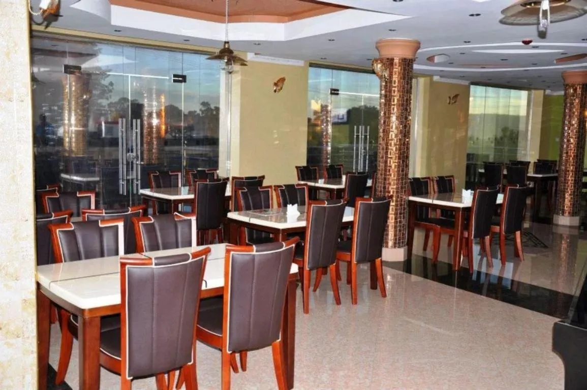 Restaurant/Places to Eat in Super Paradise Hotel