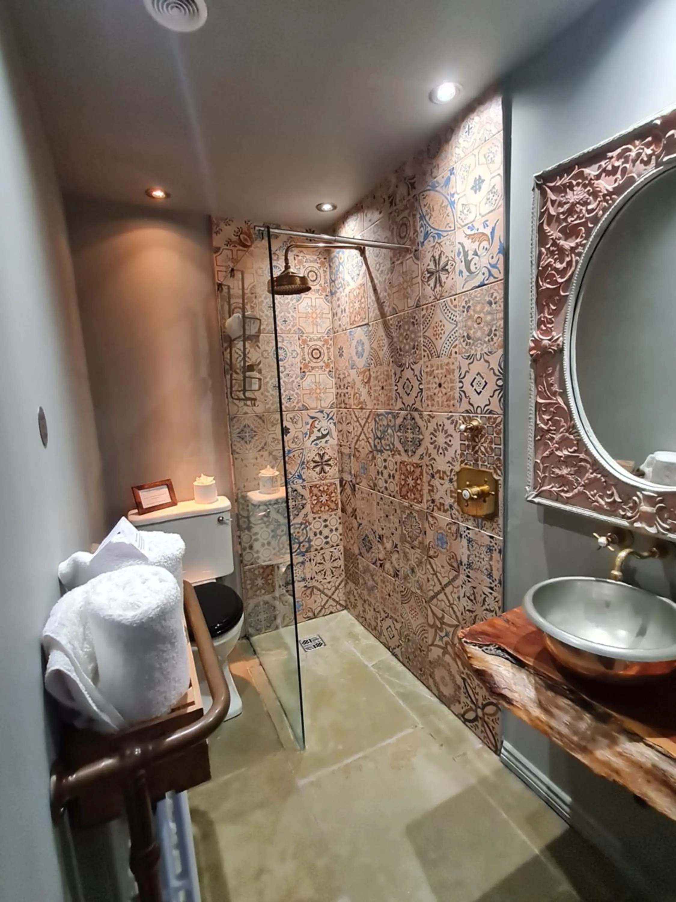 Shower in Le Petit Chateau & William de Percy