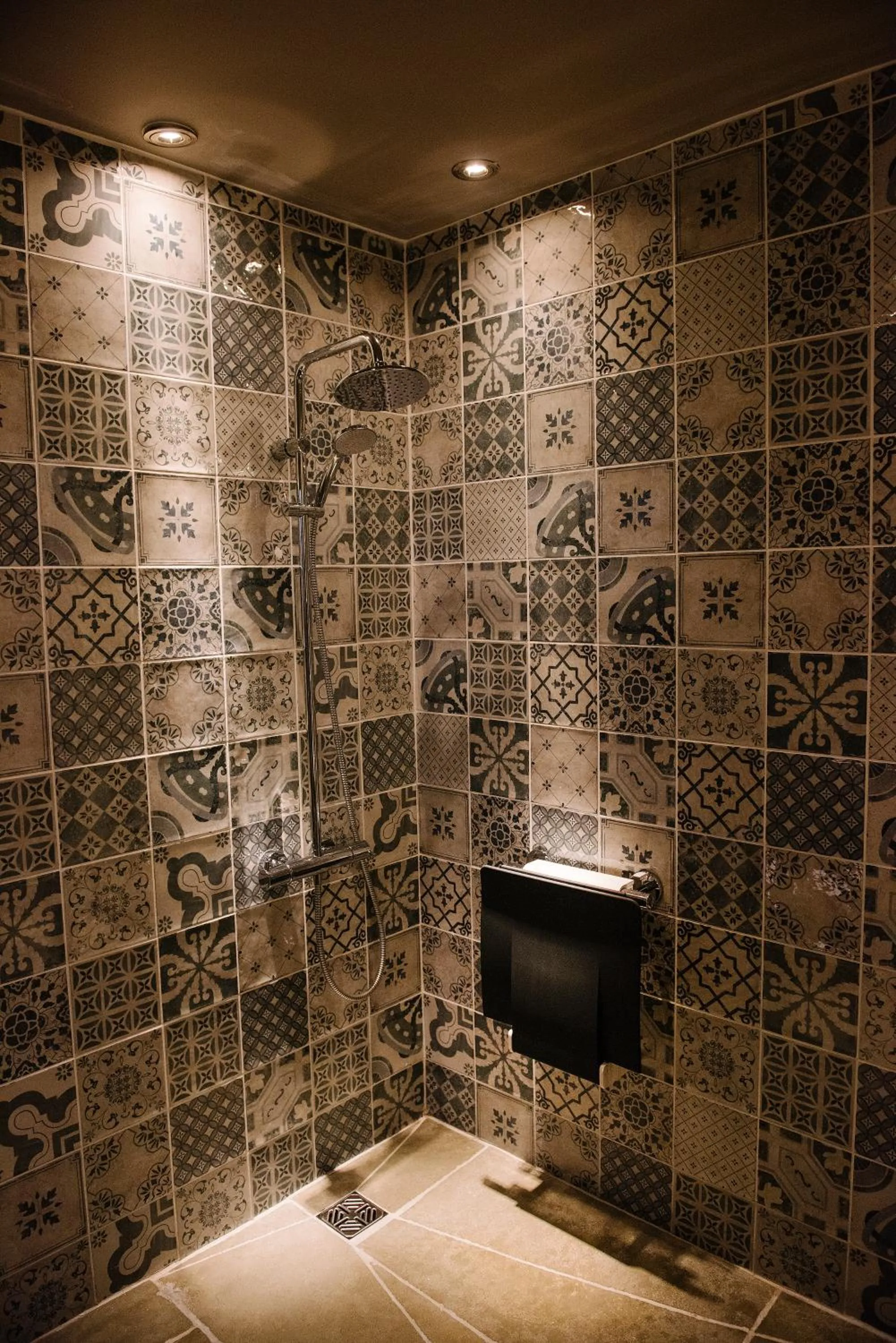 Shower in Le Petit Chateau & William de Percy