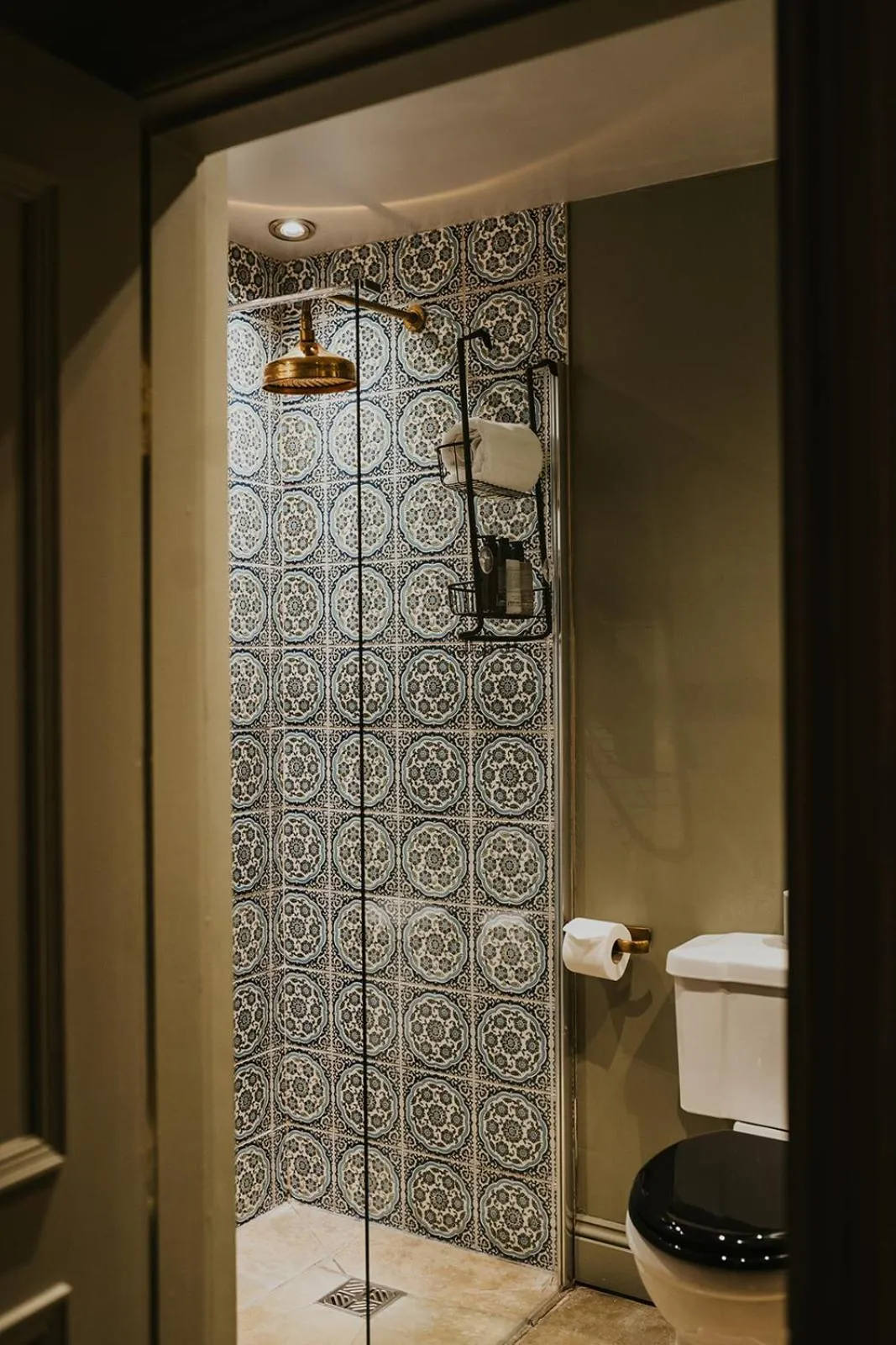 Shower in Le Petit Chateau & William de Percy