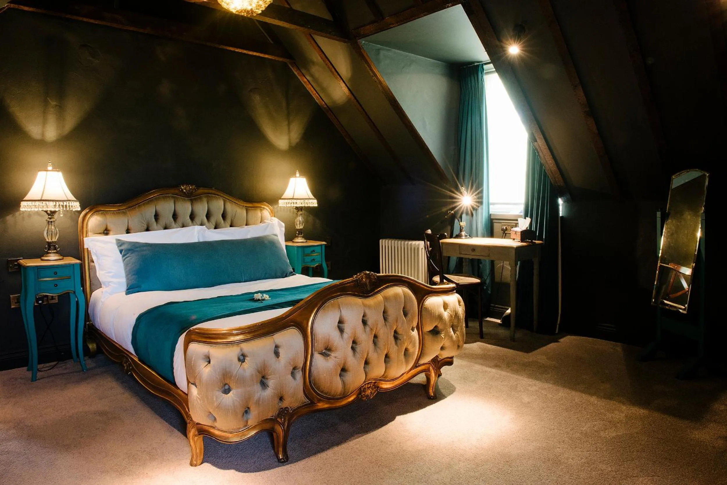 Bed in Le Petit Chateau & William de Percy