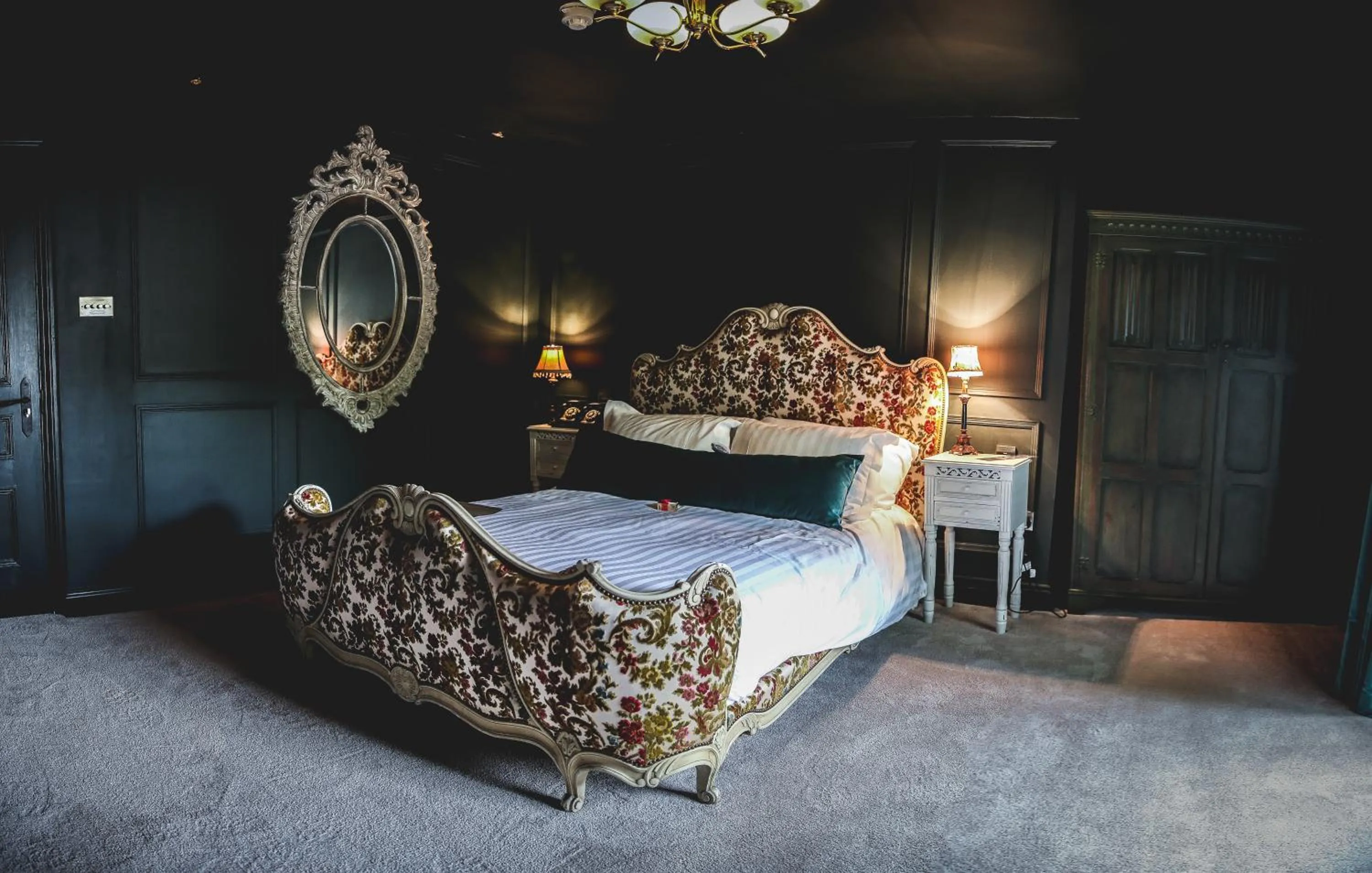 Bed in Le Petit Chateau & William de Percy