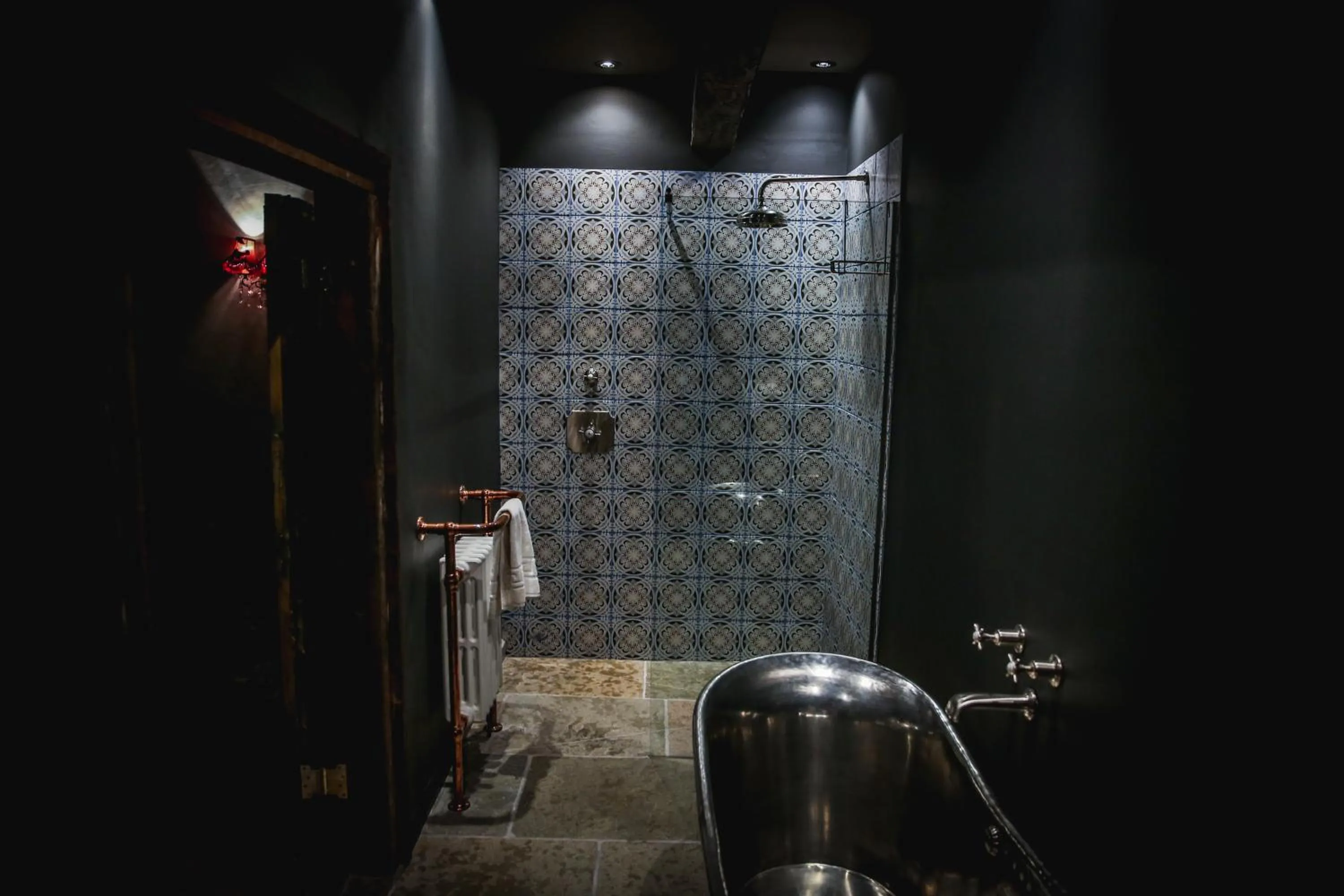 Shower in Le Petit Chateau & William de Percy