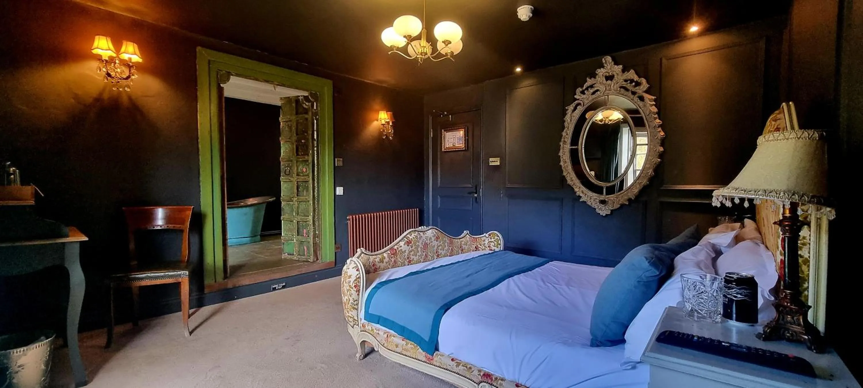 Bed in Le Petit Chateau & William de Percy