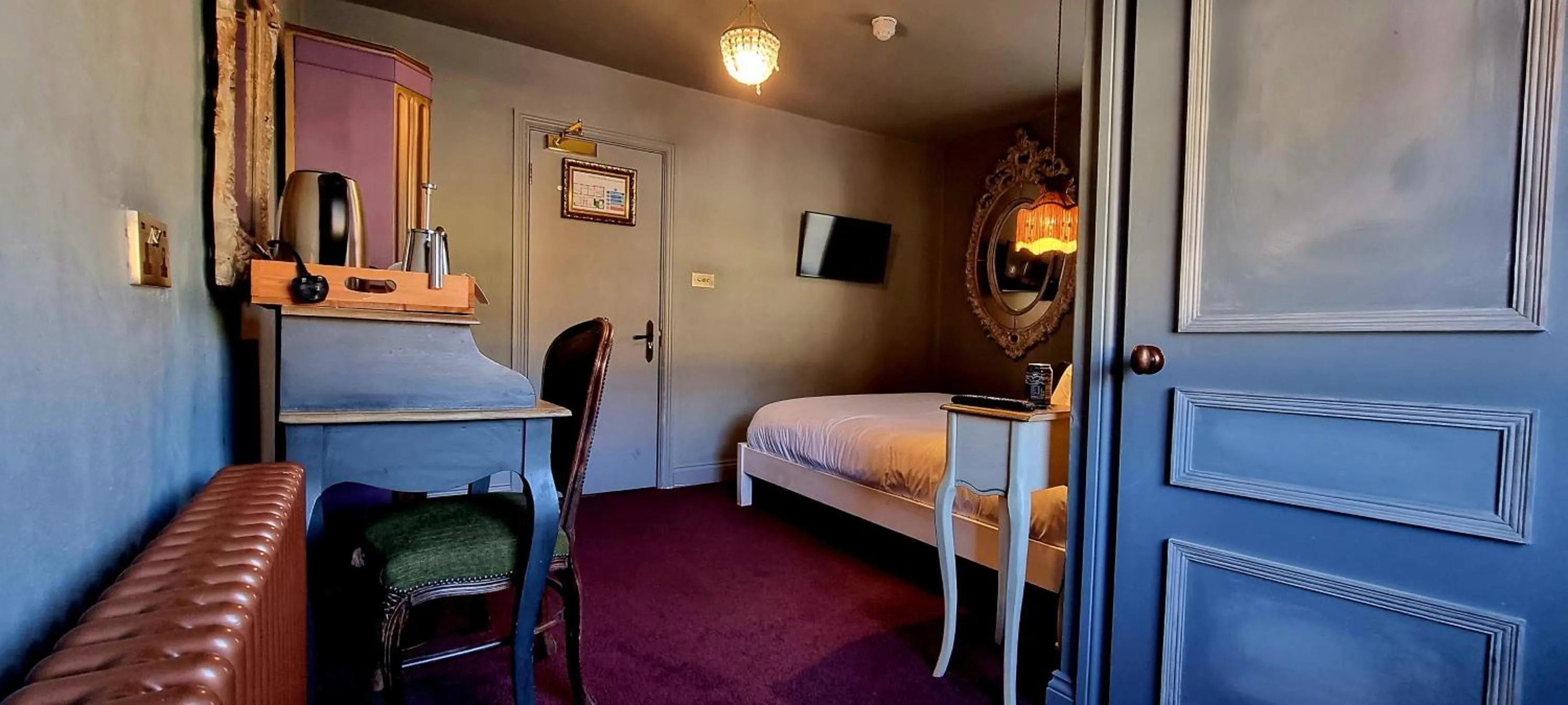 Bed in Le Petit Chateau & William de Percy