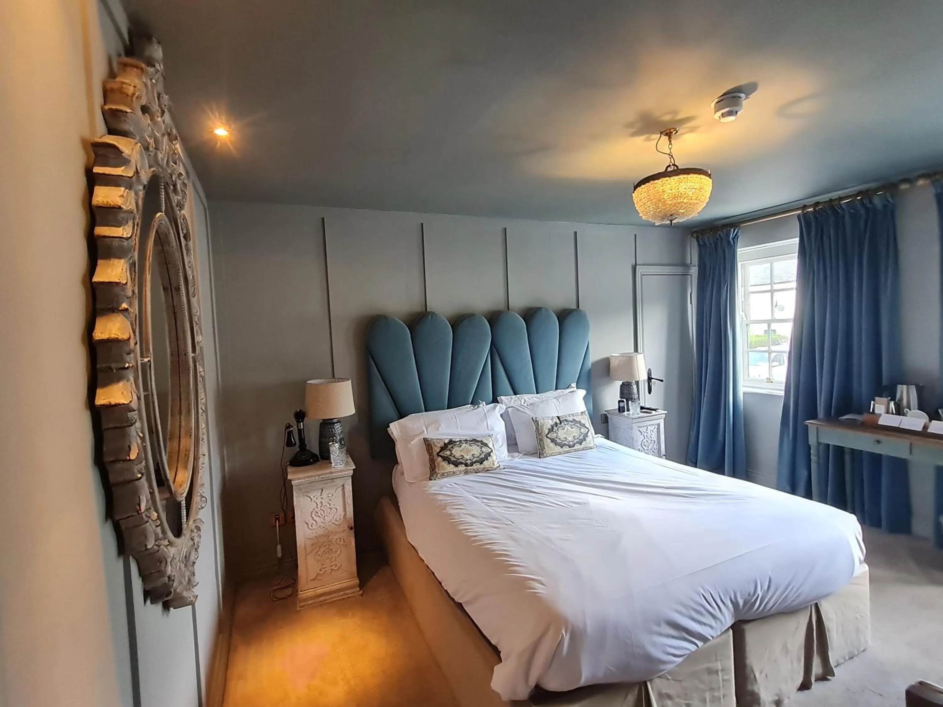 Bed in Le Petit Chateau & William de Percy