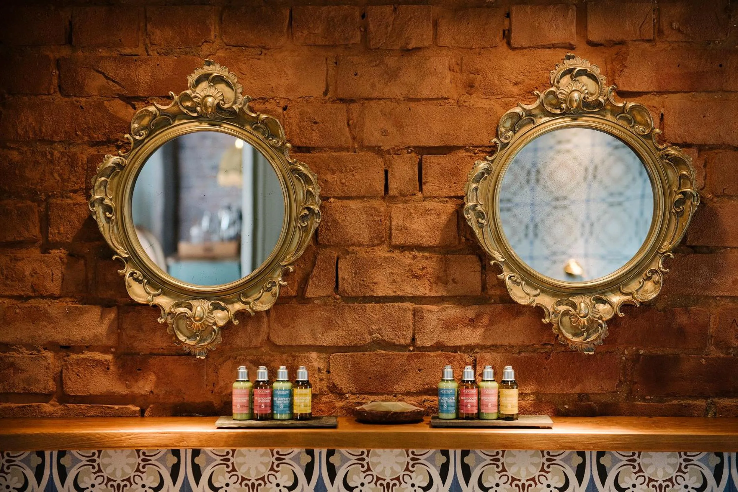 Bathroom in Le Petit Chateau & William de Percy