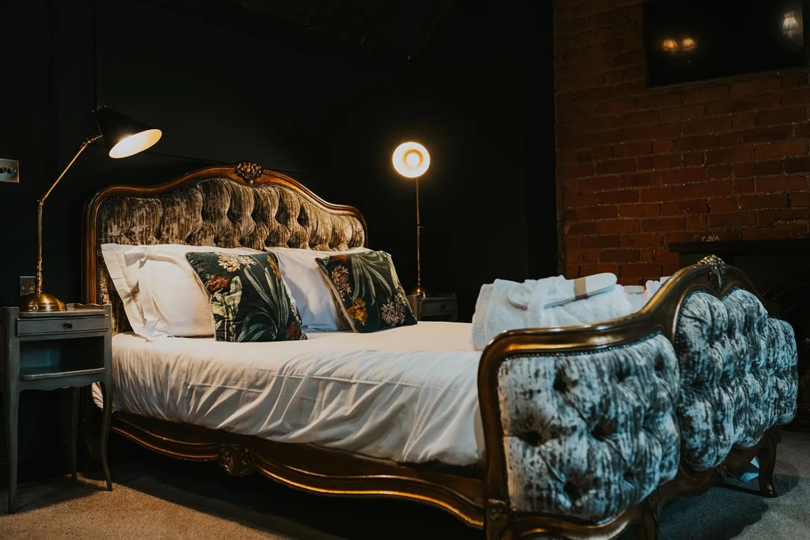 Bed in Le Petit Chateau & William de Percy