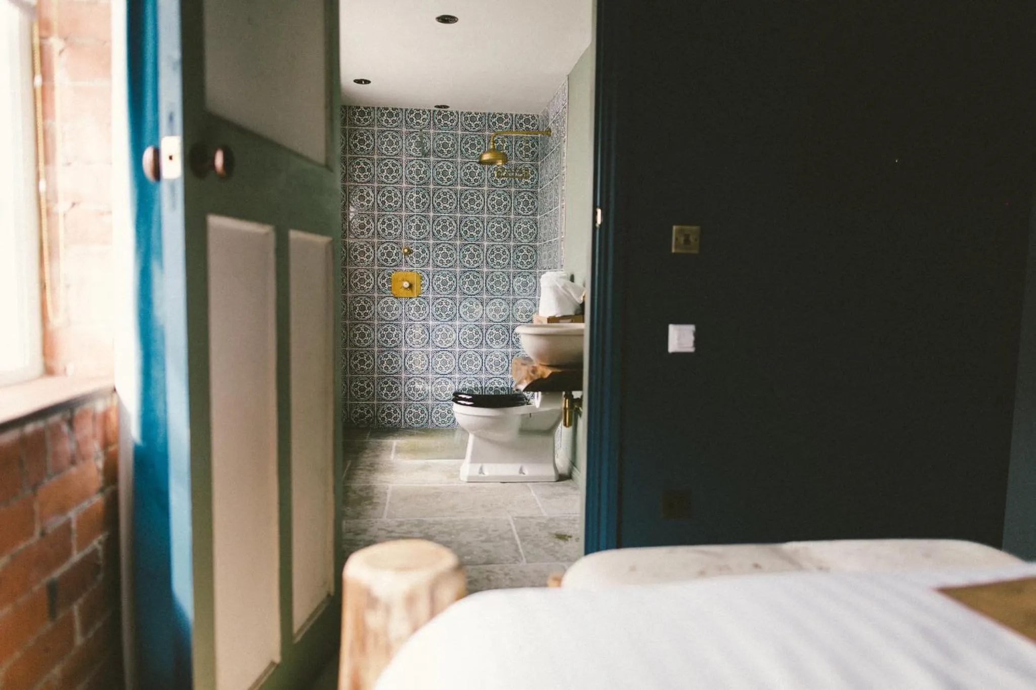 Shower, Bed in Le Petit Chateau & William de Percy