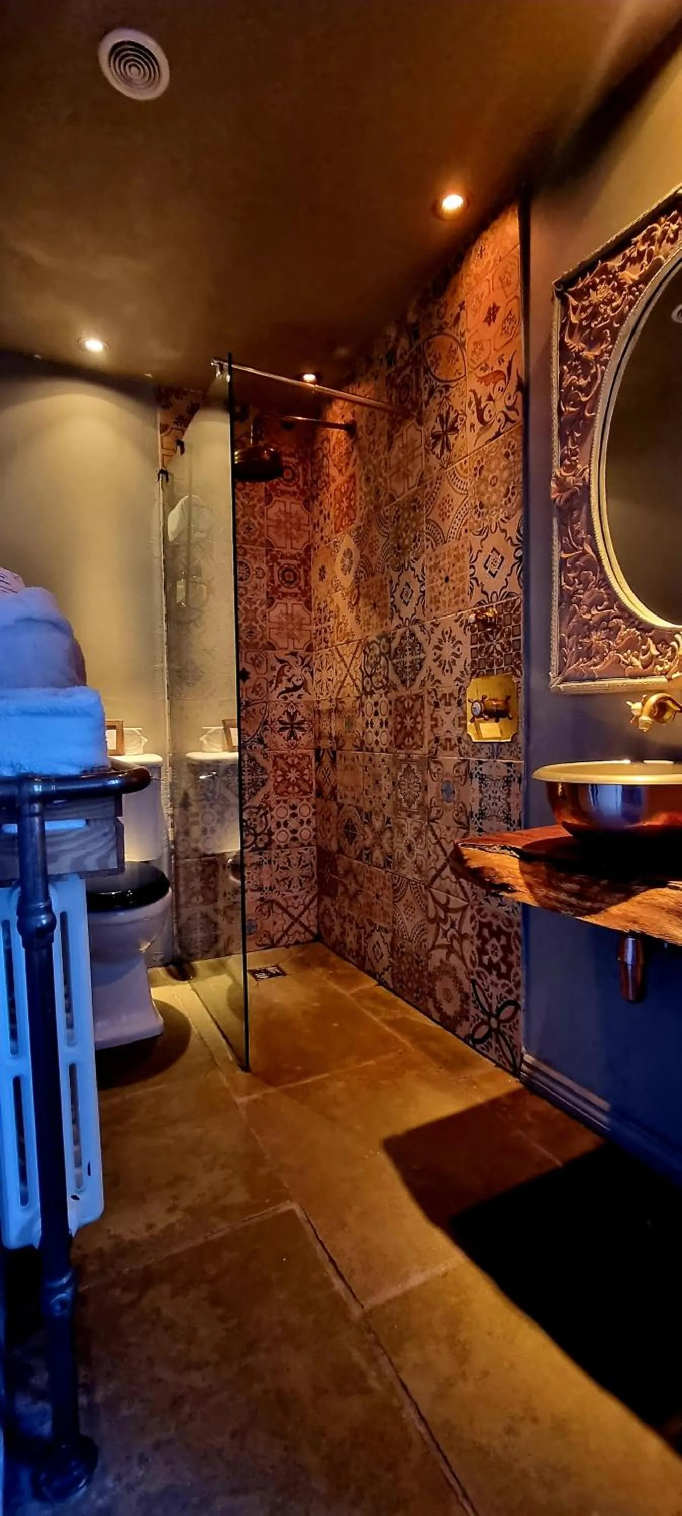 Shower in Le Petit Chateau & William de Percy