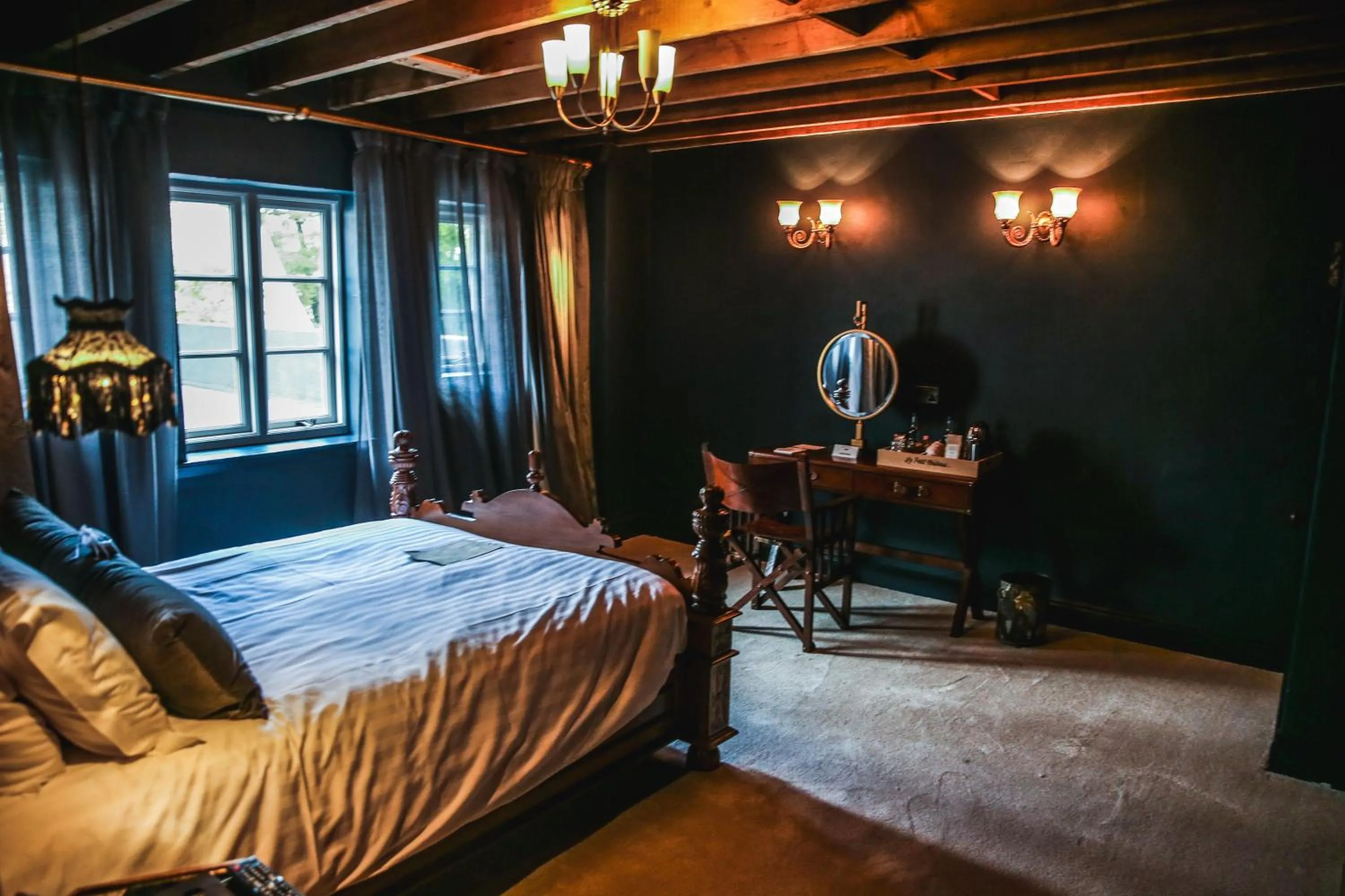 Bed in Le Petit Chateau & William de Percy