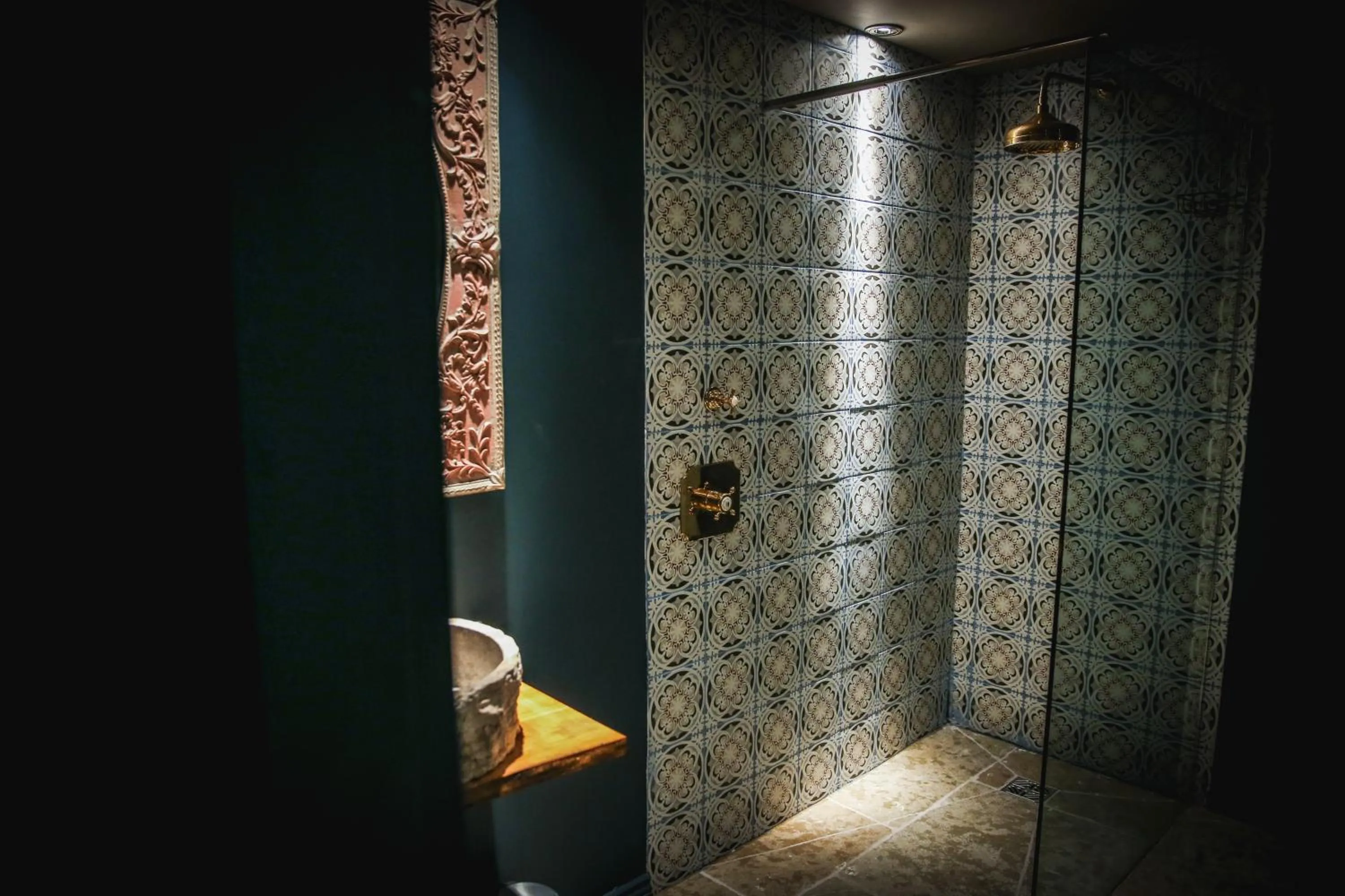 Shower in Le Petit Chateau & William de Percy