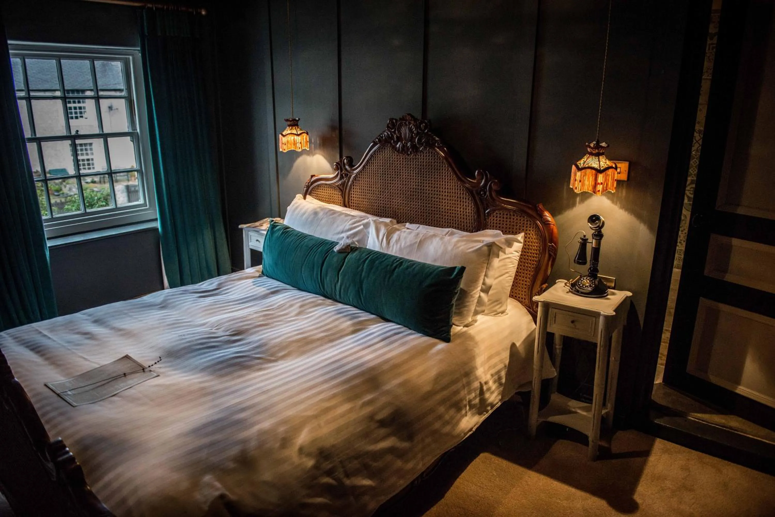 Bed in Le Petit Chateau & William de Percy