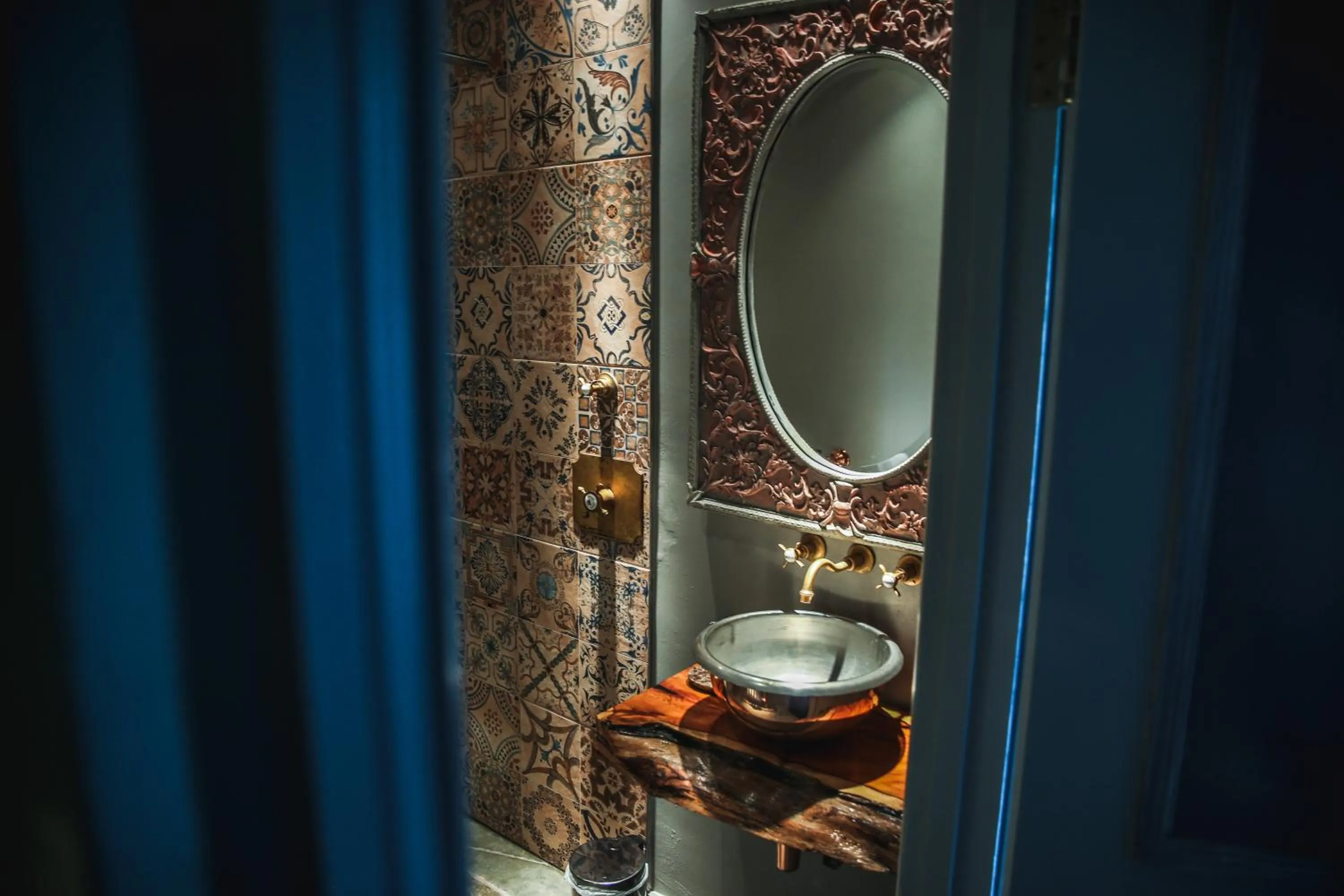 Bathroom in Le Petit Chateau & William de Percy