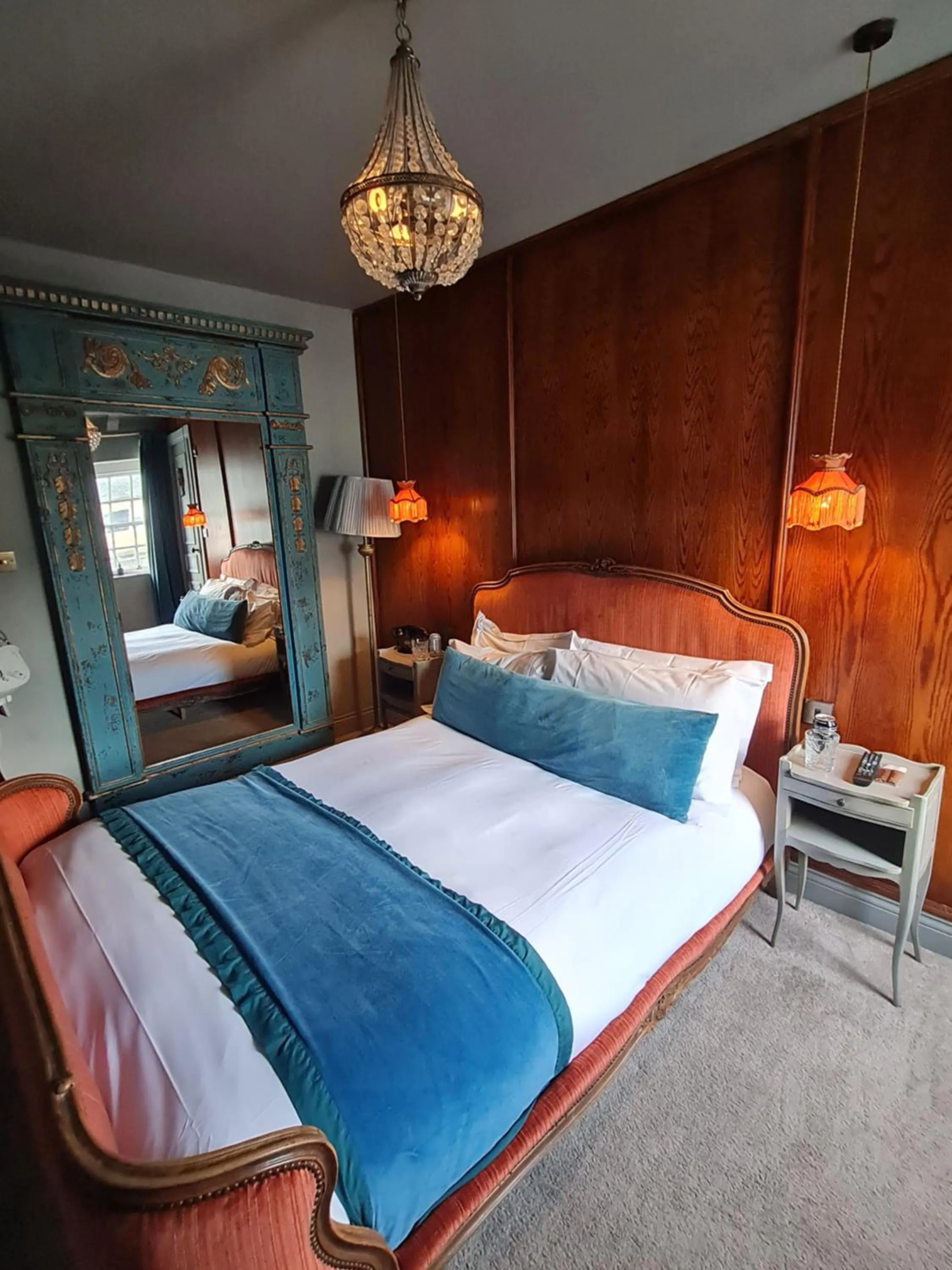 Bed in Le Petit Chateau & William de Percy