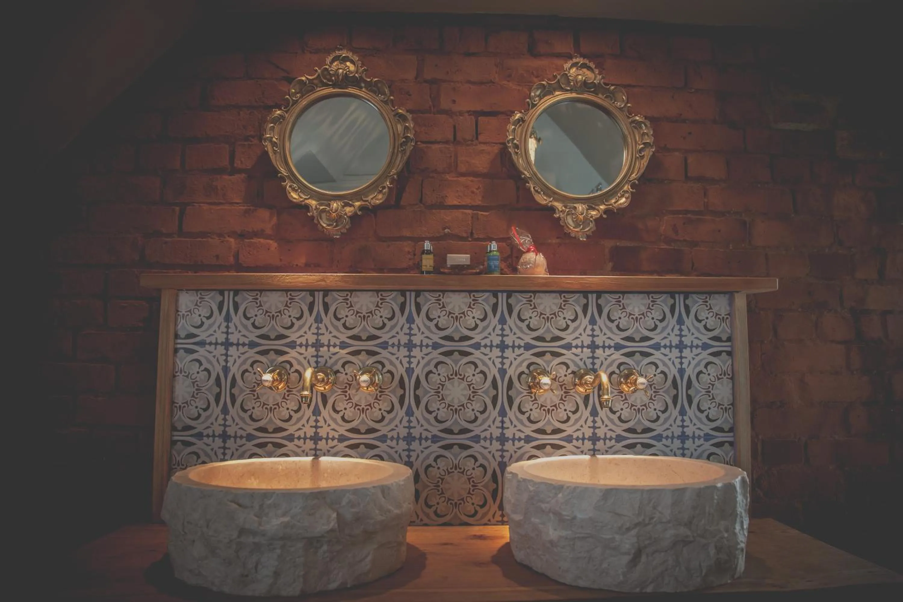 Bathroom in Le Petit Chateau & William de Percy