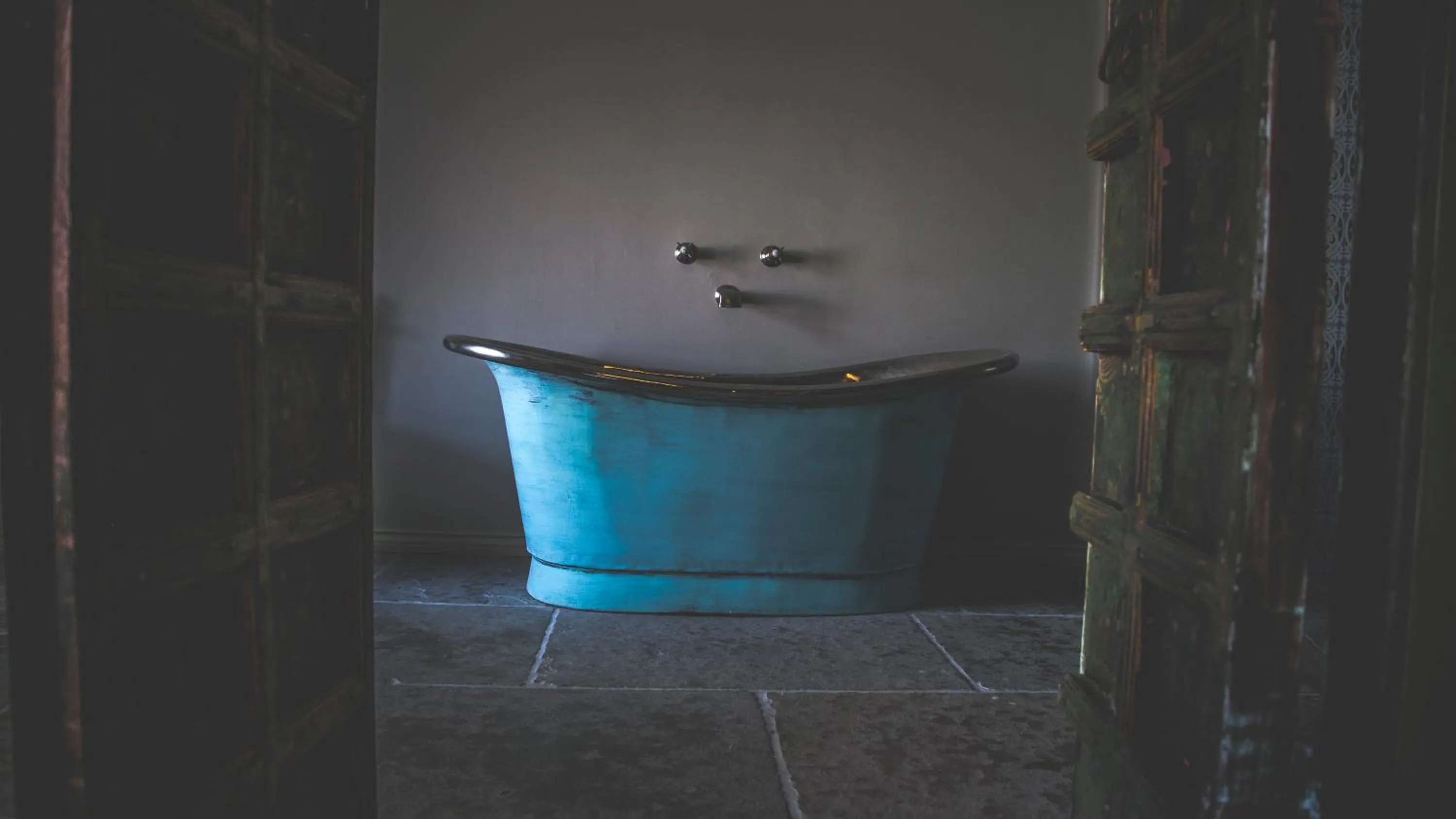 Bathroom in Le Petit Chateau & William de Percy