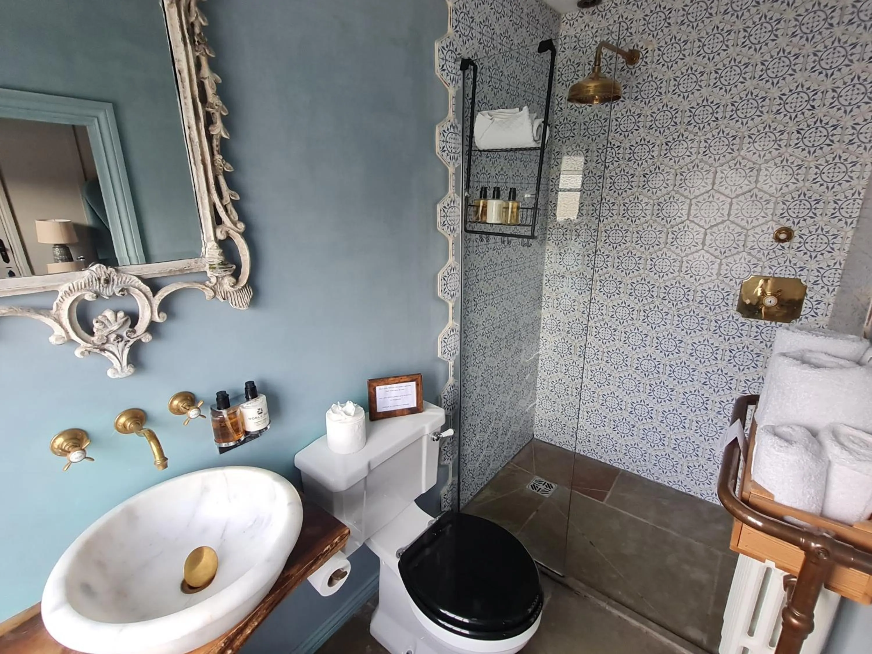 Shower in Le Petit Chateau & William de Percy