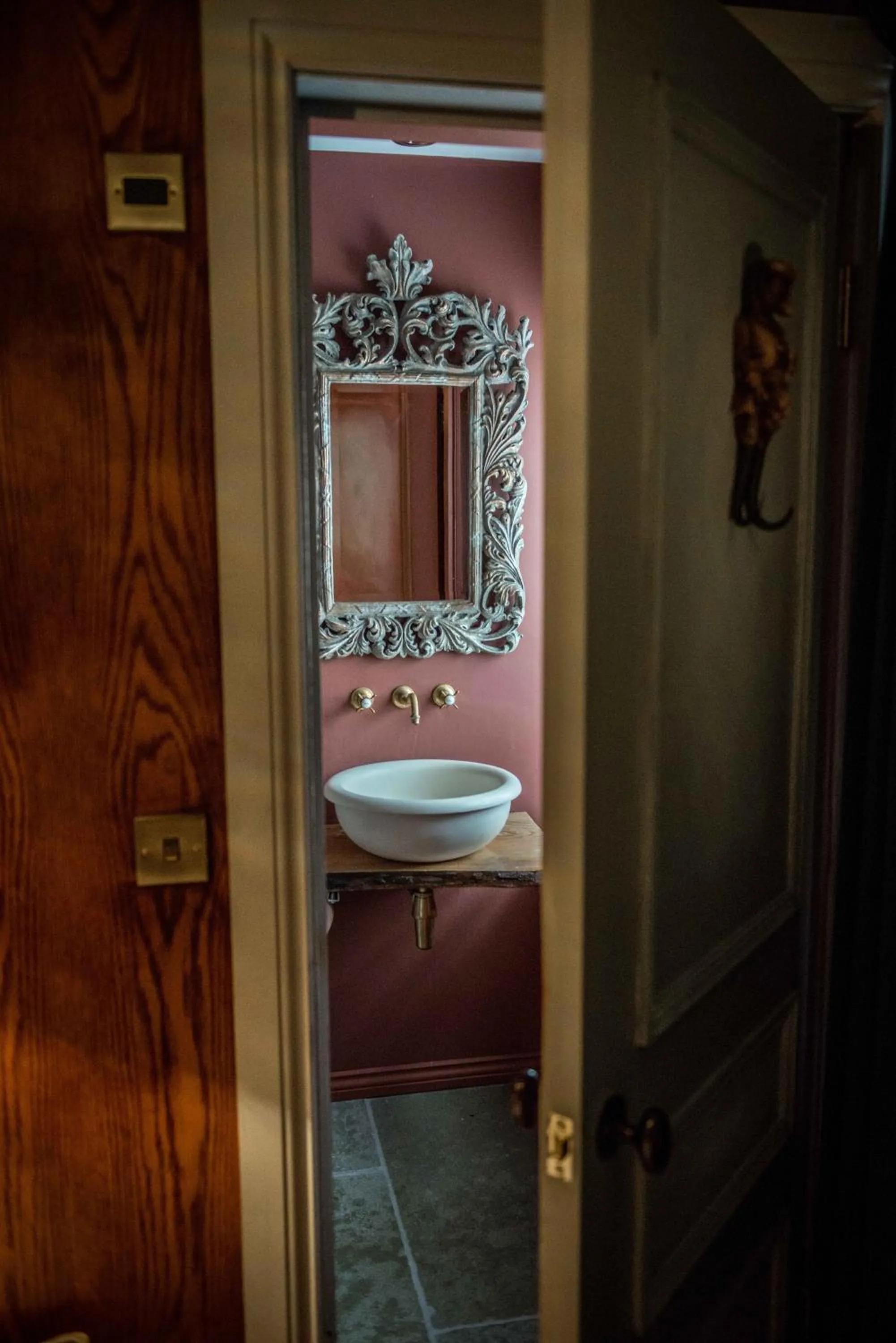 Bathroom in Le Petit Chateau & William de Percy