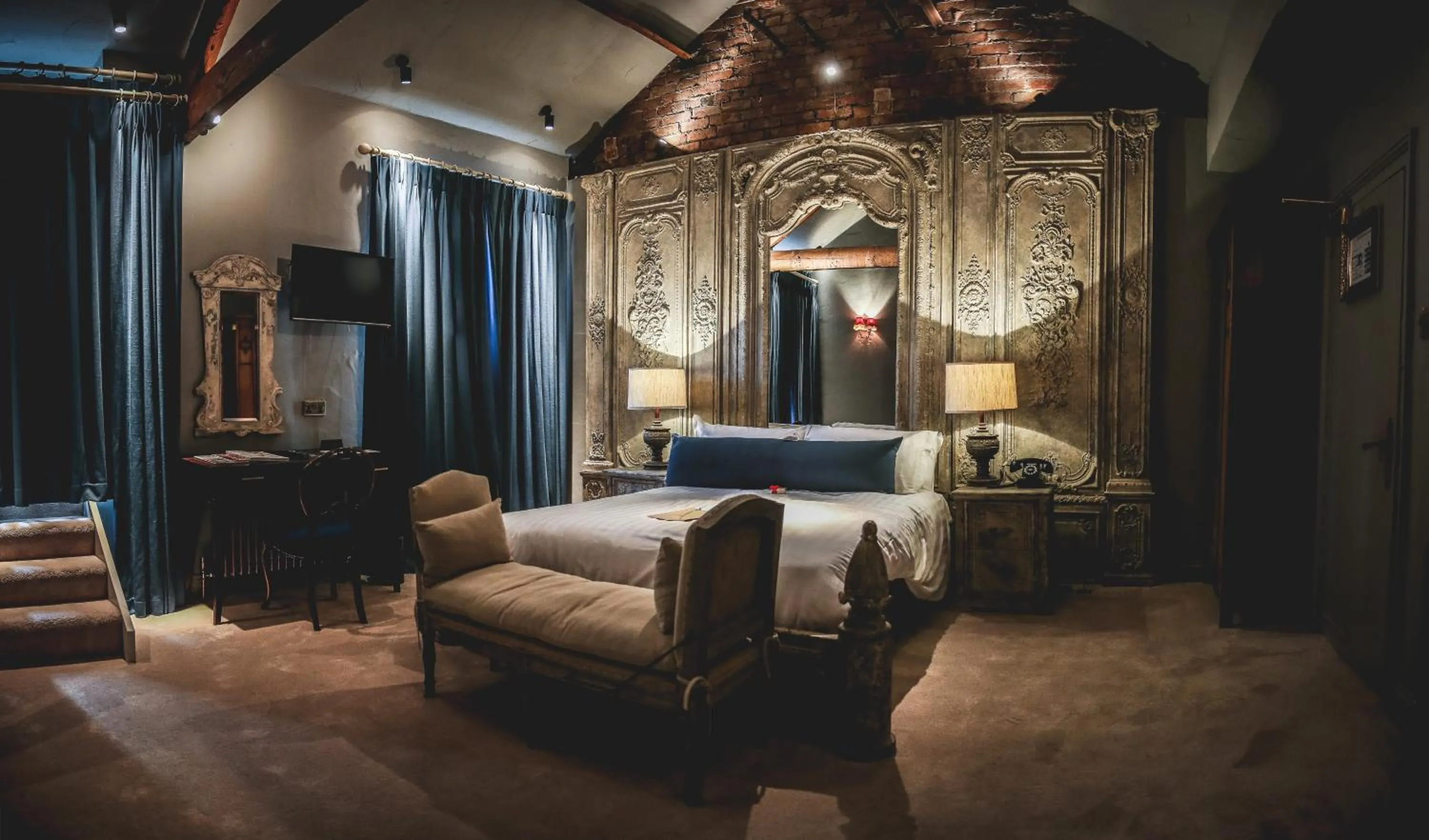 Bed in Le Petit Chateau & William de Percy