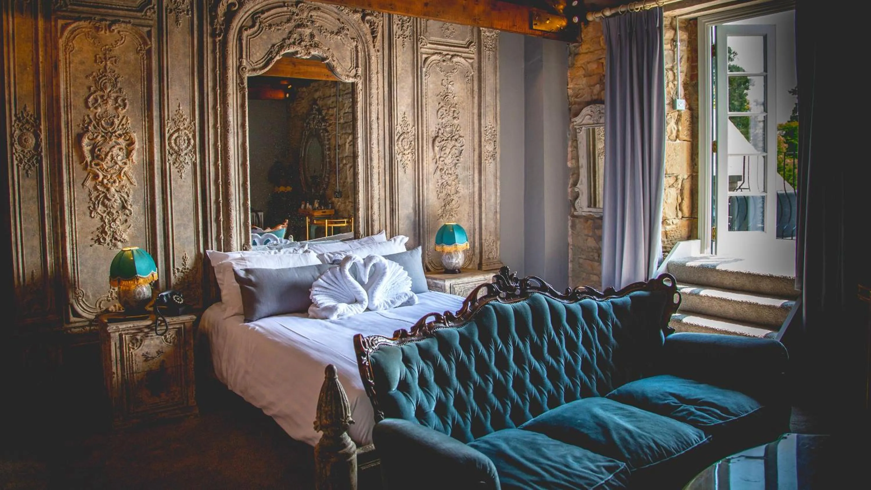 Bed in Le Petit Chateau & William de Percy