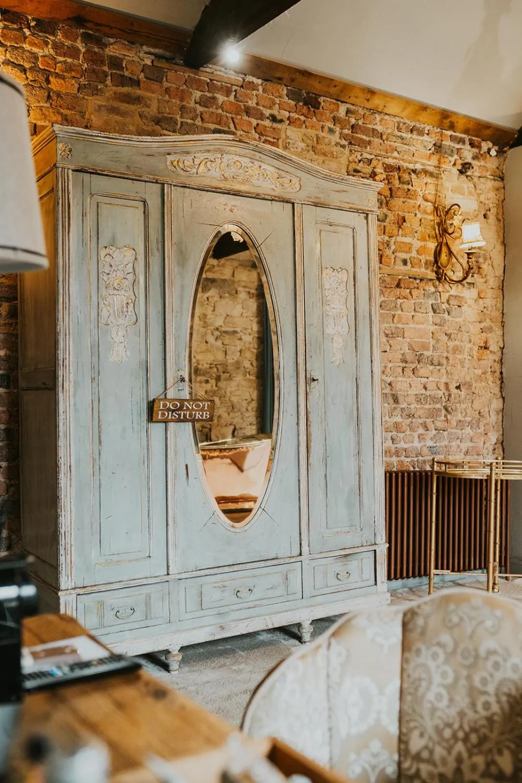 Photo of the whole room, Bed in Le Petit Chateau & William de Percy