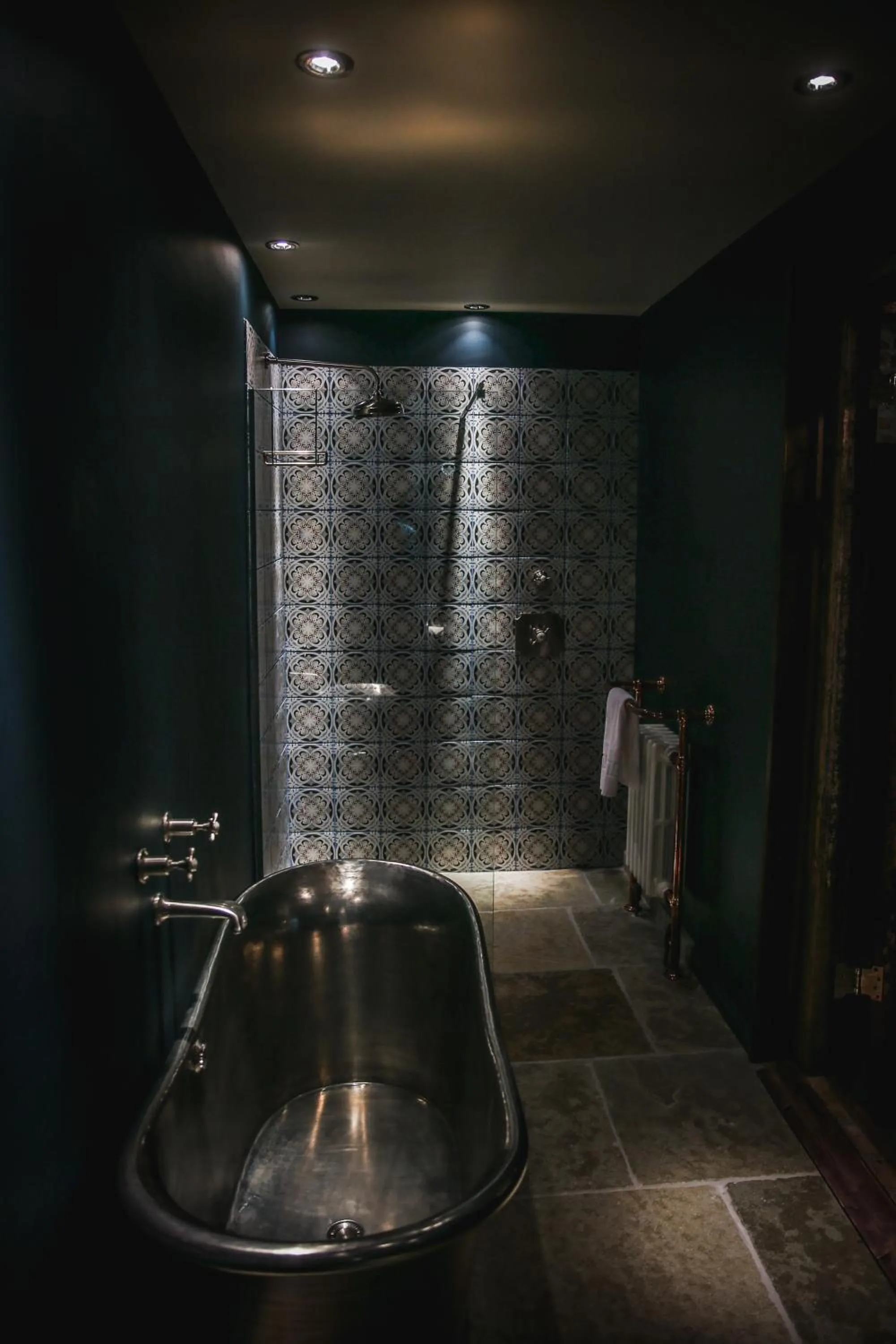 Shower in Le Petit Chateau & William de Percy