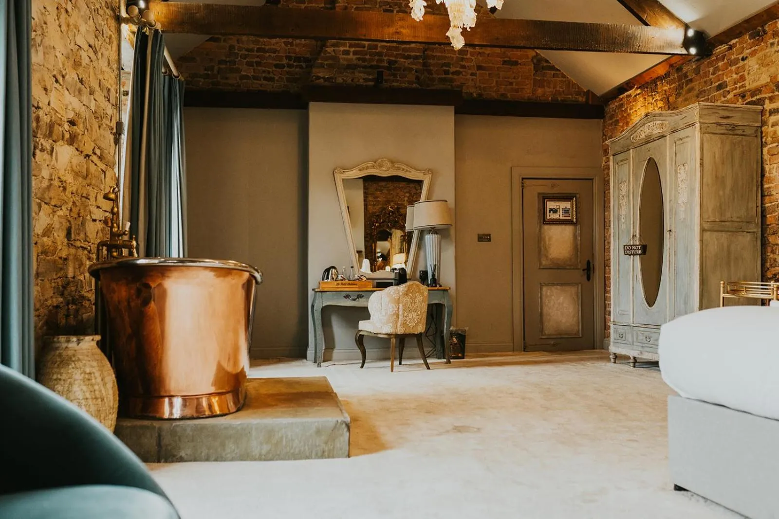 Photo of the whole room, Bed in Le Petit Chateau & William de Percy