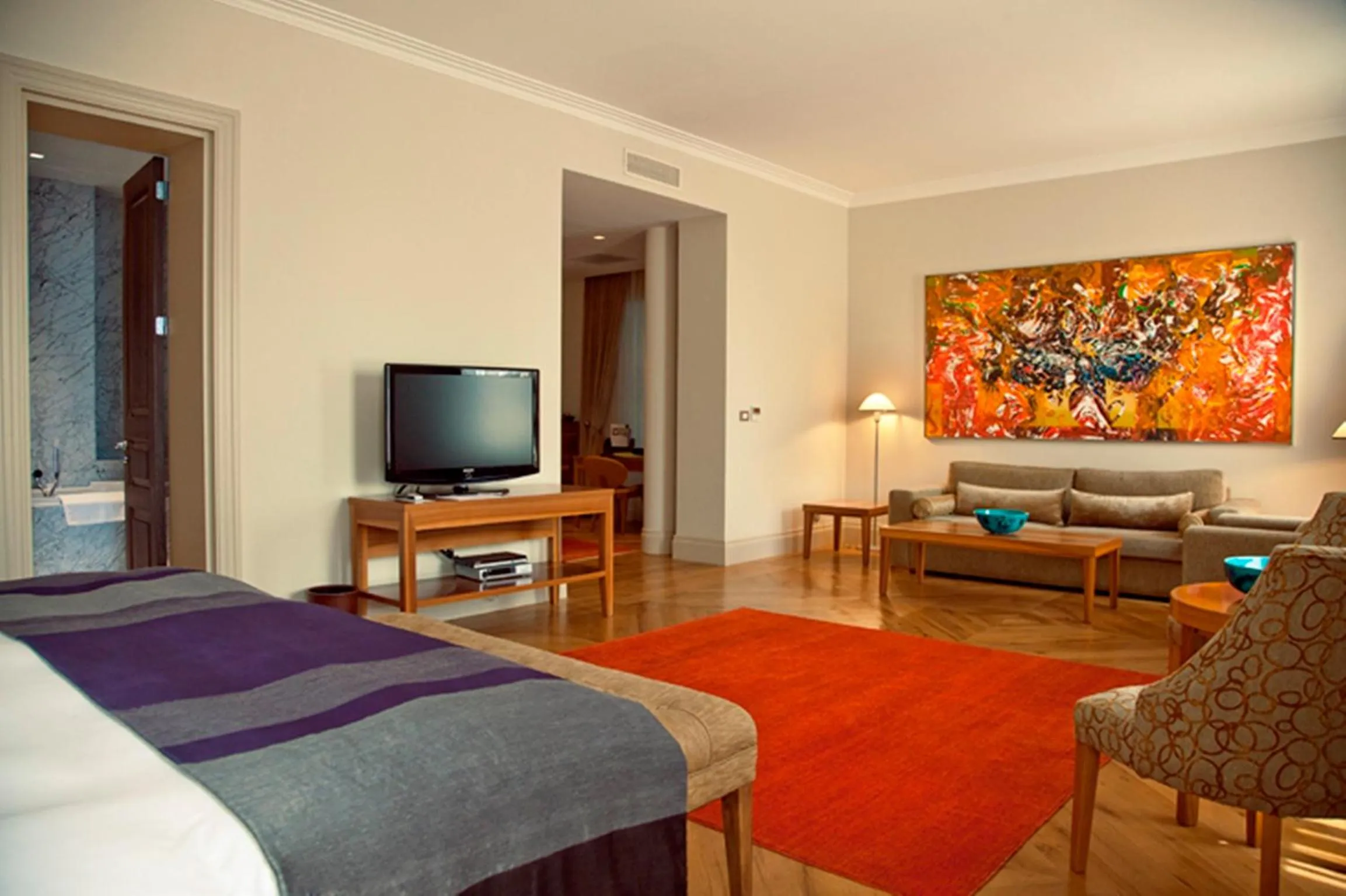 Photo of the whole room, Bed in Tomtom Suites