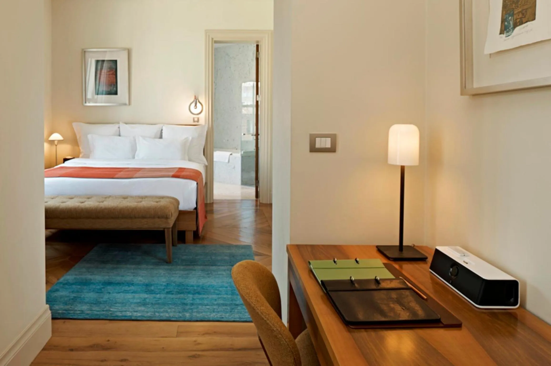 Seating area, Bed in Tomtom Suites