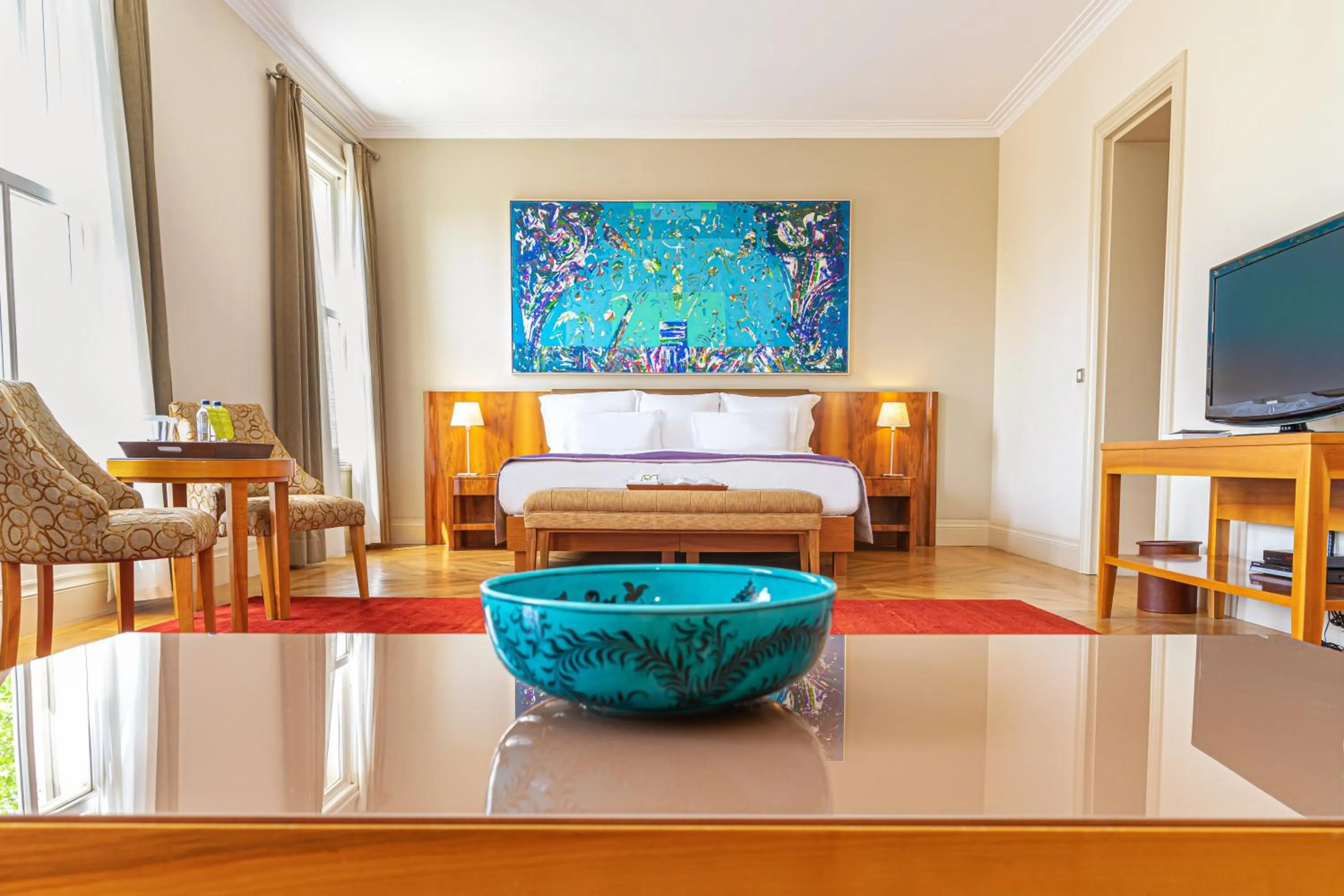 Communal lounge/ TV room, Bed in Tomtom Suites