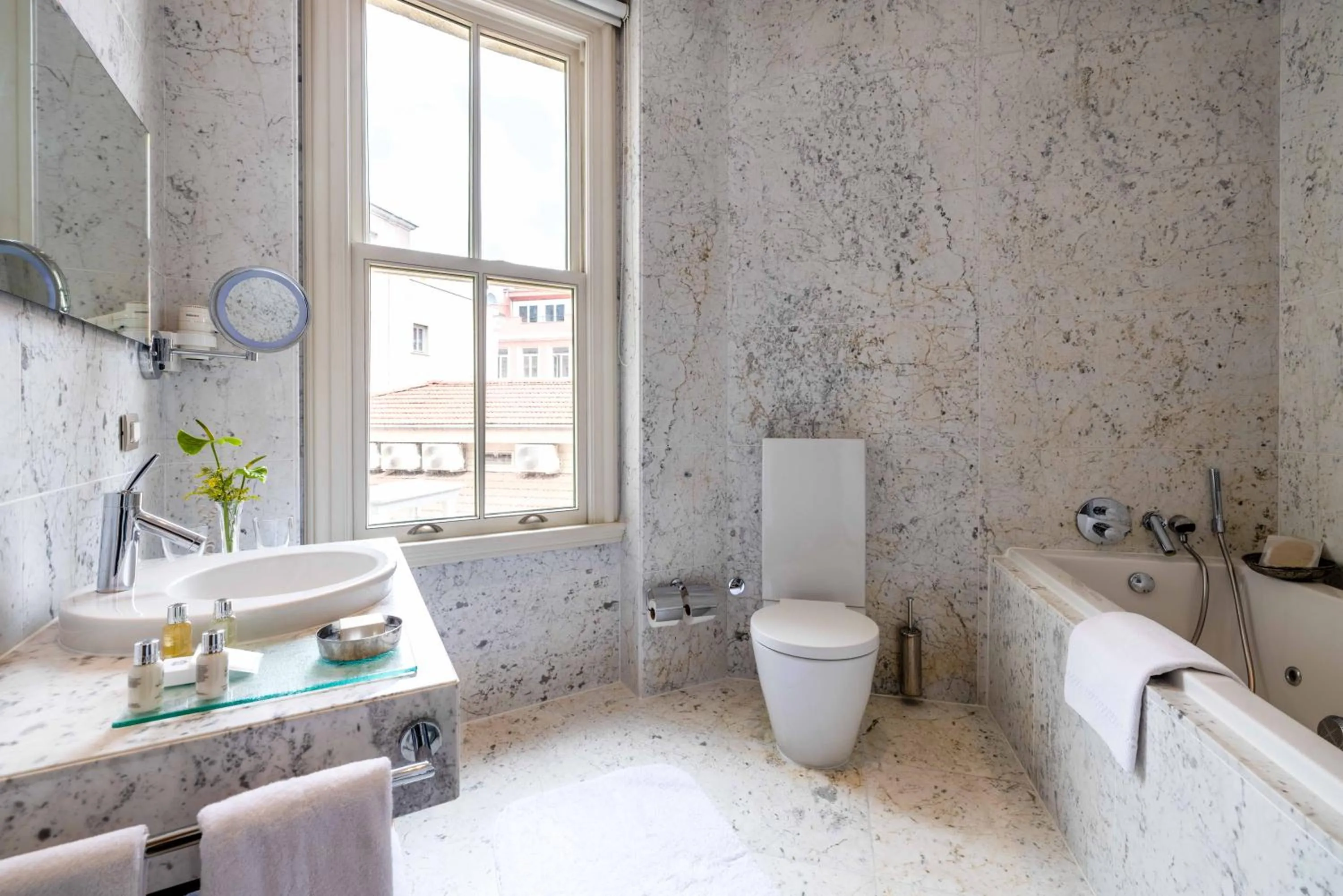 Toilet in Tomtom Suites