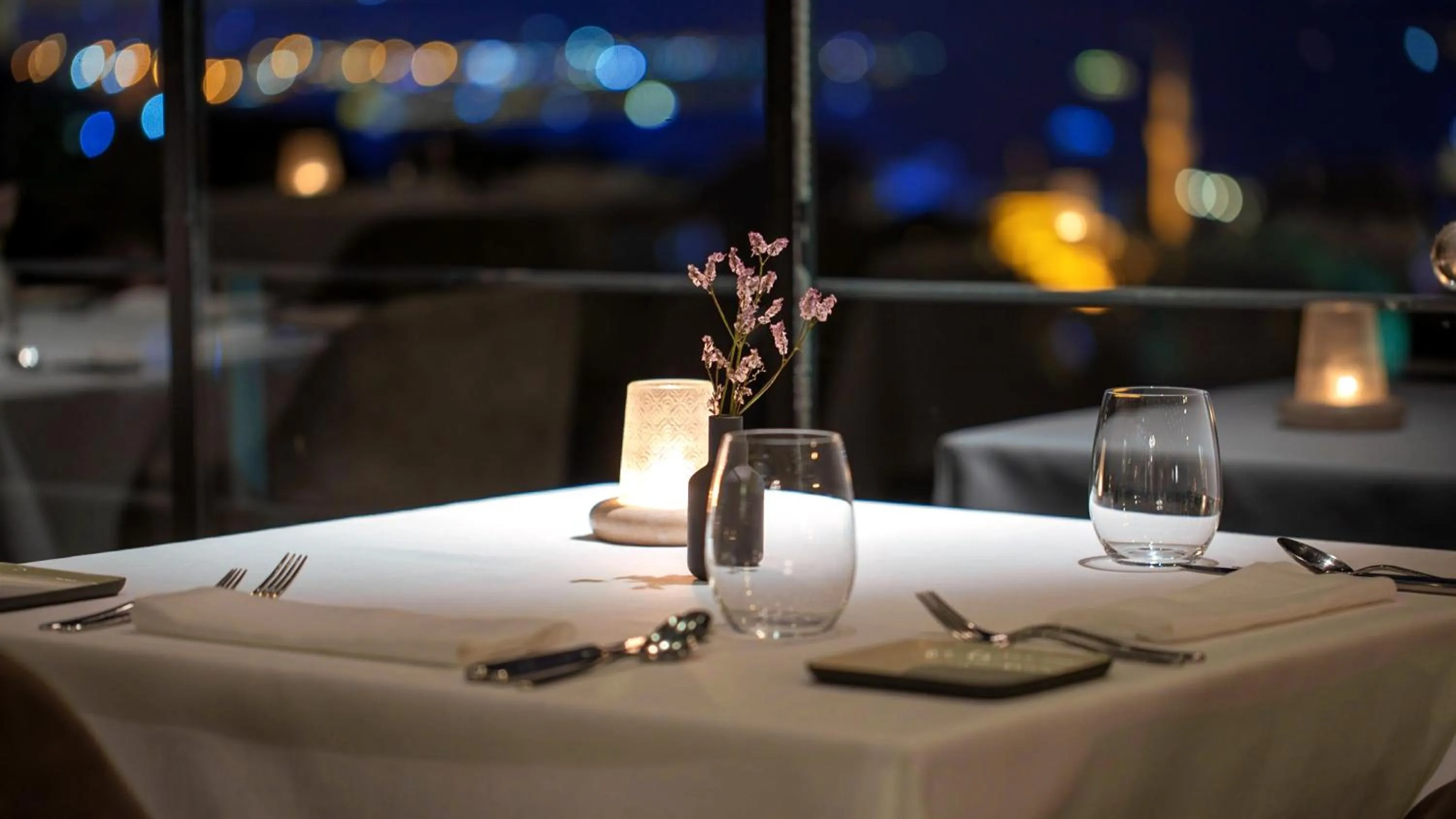 Restaurant/places to eat in Tomtom Suites