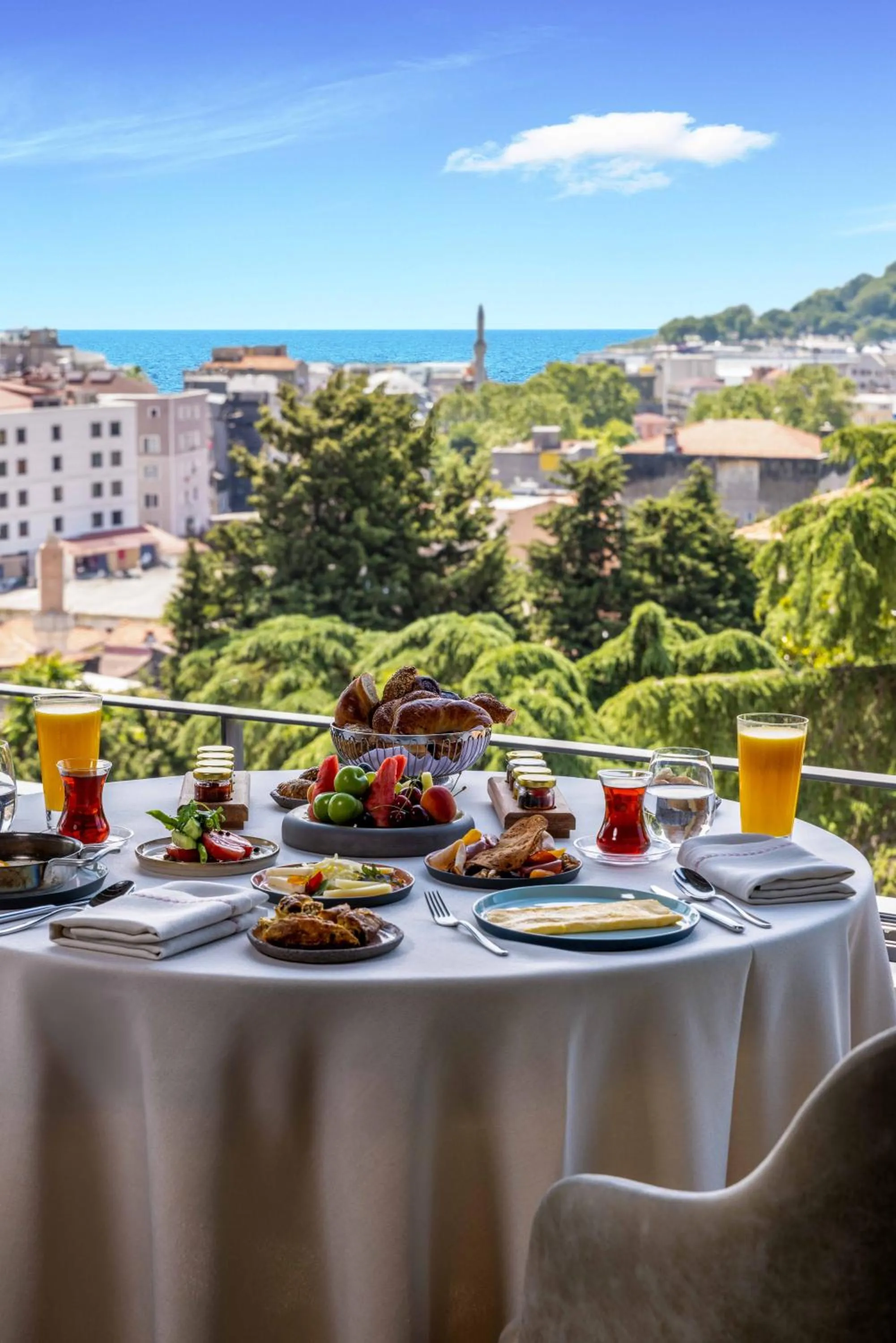 Restaurant/places to eat in Tomtom Suites