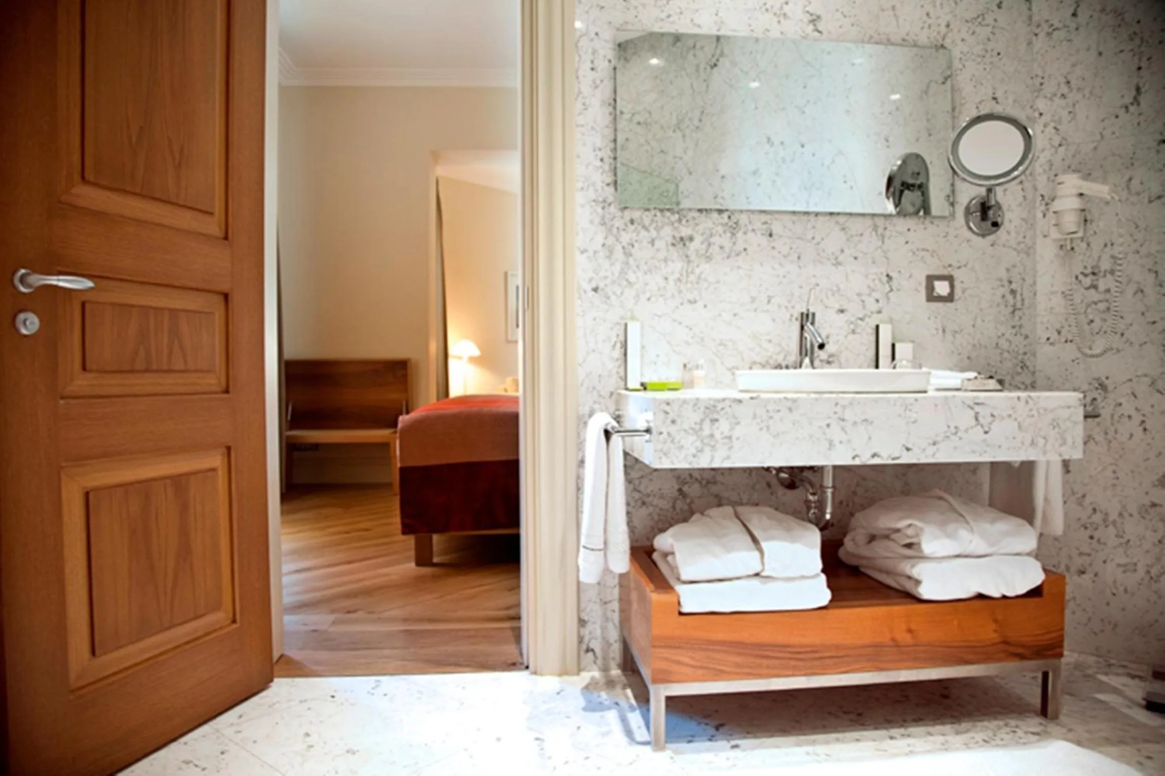 Bathroom, Bed in Tomtom Suites