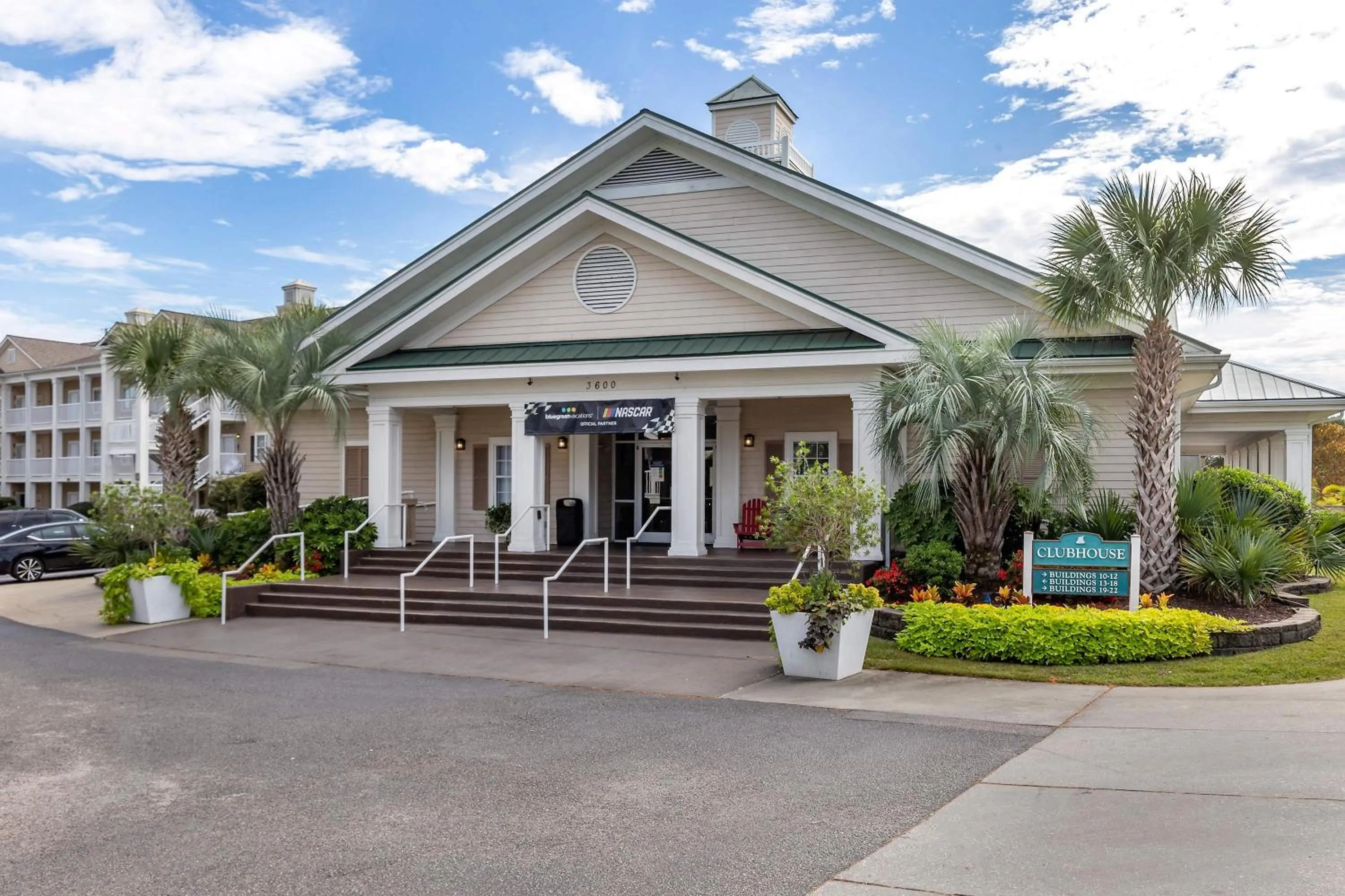 Facade/entrance in Bluegreen Vacations Harbour Lights, an Ascend Collection Resort