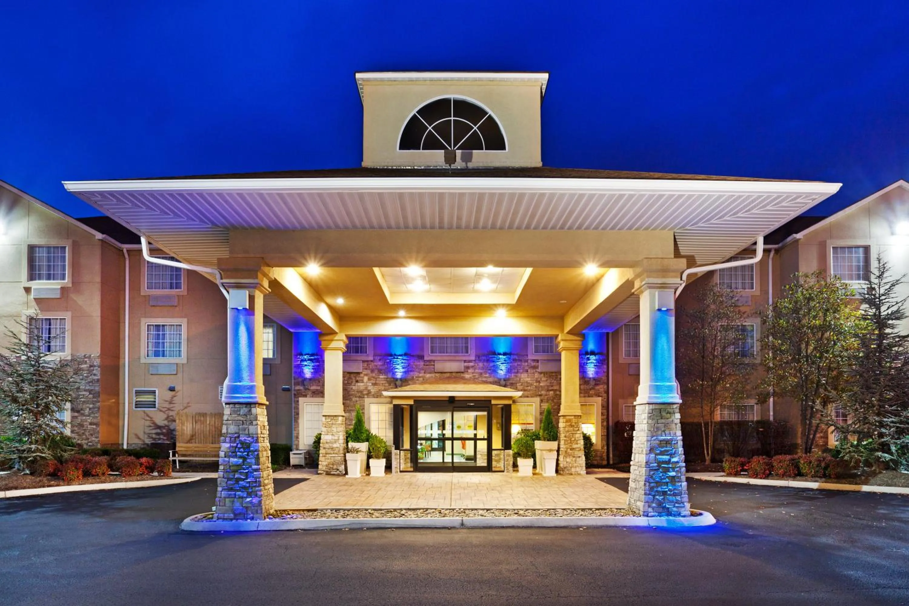 Property building in Holiday Inn Express & Suites Alcoa Knoxville Airport by IHG